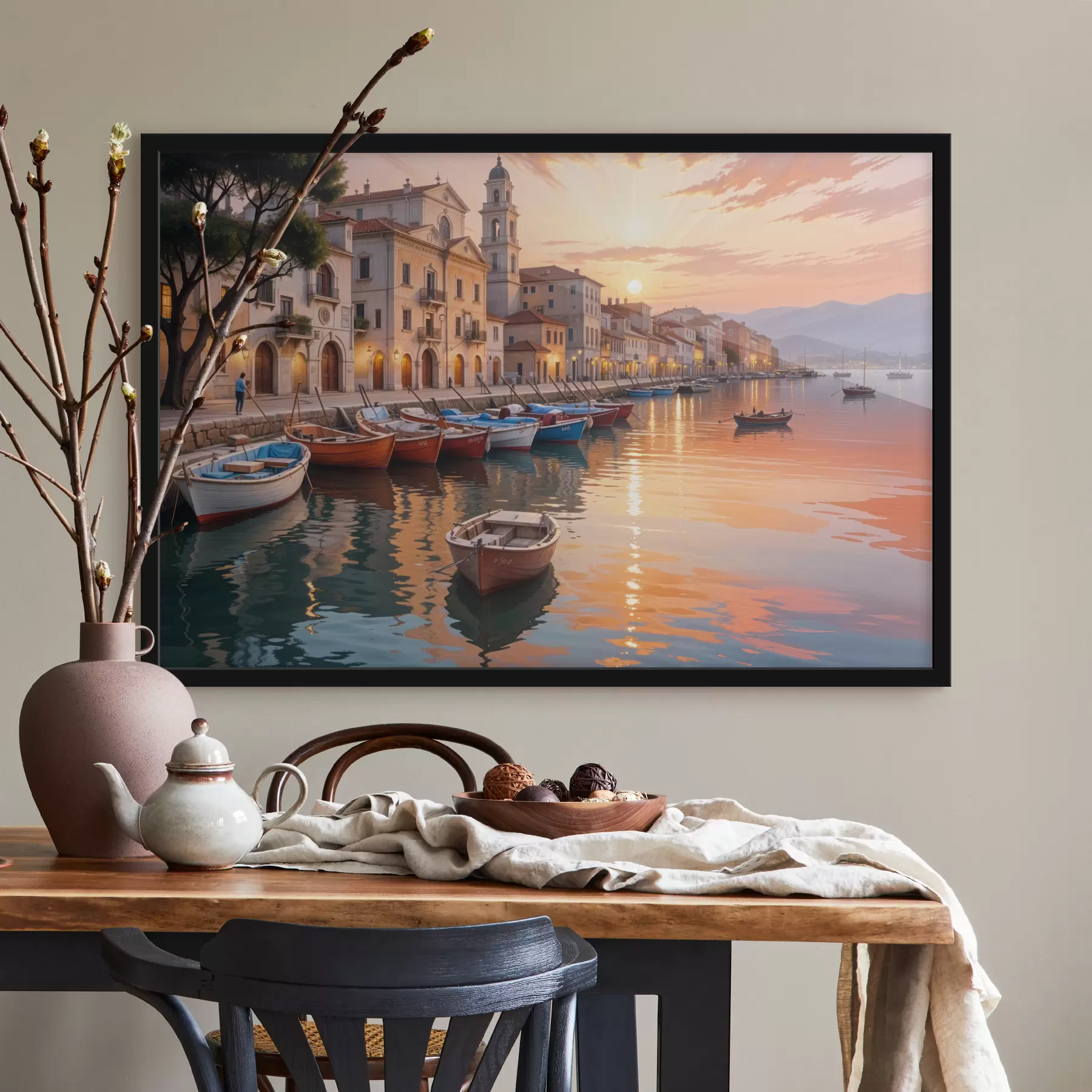 Fototapety Talianske pobrežné mesto pri západe slnka s farebnými budovami lemujúcimi nábrežie a loďami plávajúcimi v pokojných vodách f40150