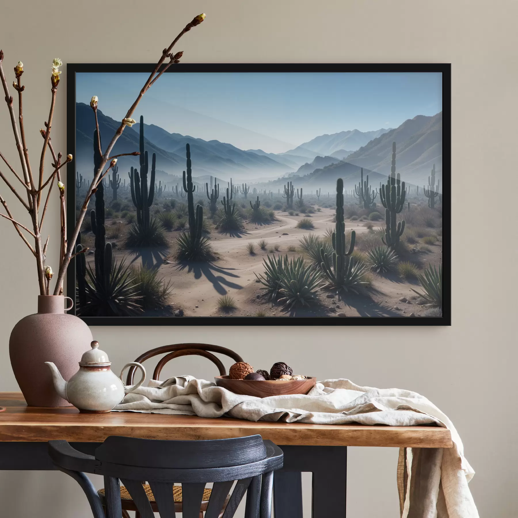 Fototapety Púštna krajina s vysokými kaktusmi a rastlinami juky v popredí, obklopená hmlovými horami f40153