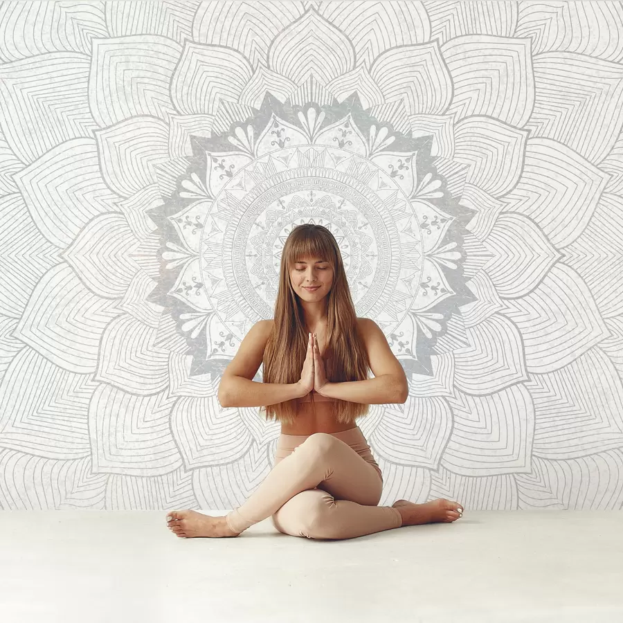 Fototapety Okrúhla mandala, tapeta pre priestor na jogu alebo na harmonizáciu osobného priestoru. Nástenná mandala v sivých odtieňoch na štruktúrovanom heterogénnom pozadí w01088v2