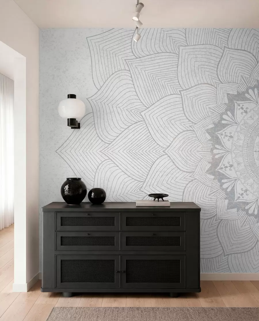Fototapety Okrúhla mandala, tapeta pre priestor na jogu alebo na harmonizáciu osobného priestoru. Nástenná mandala v sivých odtieňoch na štruktúrovanom heterogénnom pozadí w01088v2
