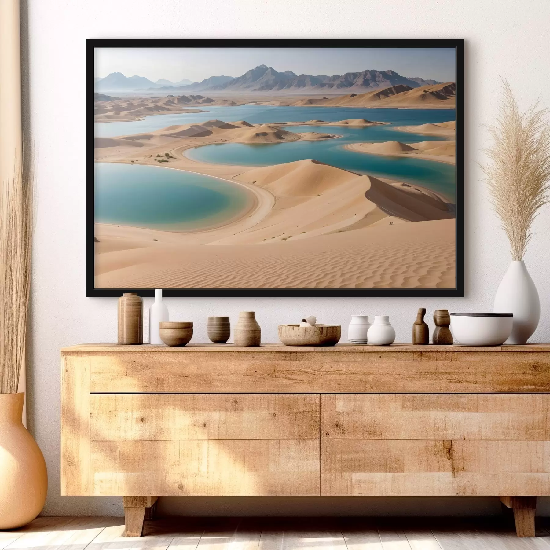 Fototapety Rozsiahla púštna krajina s vlniacimi sa piesočnými dunami a tyrkysovými jazerami, obklopená drsnými horami f41087