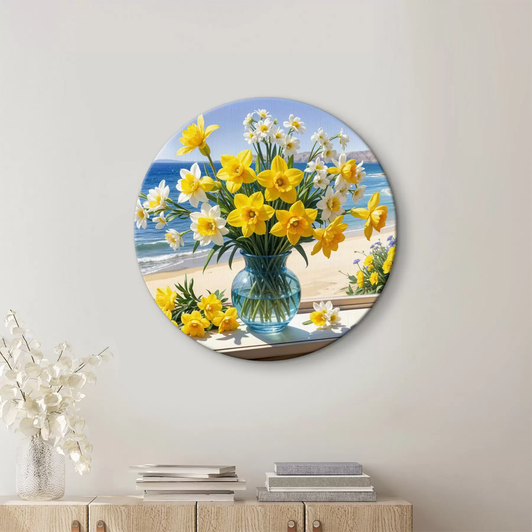 Obraz Kytica žltých narcisov a bielych sedmokrások v sklenenej váze na parapete s výhľadom na pláž a oceán r40171