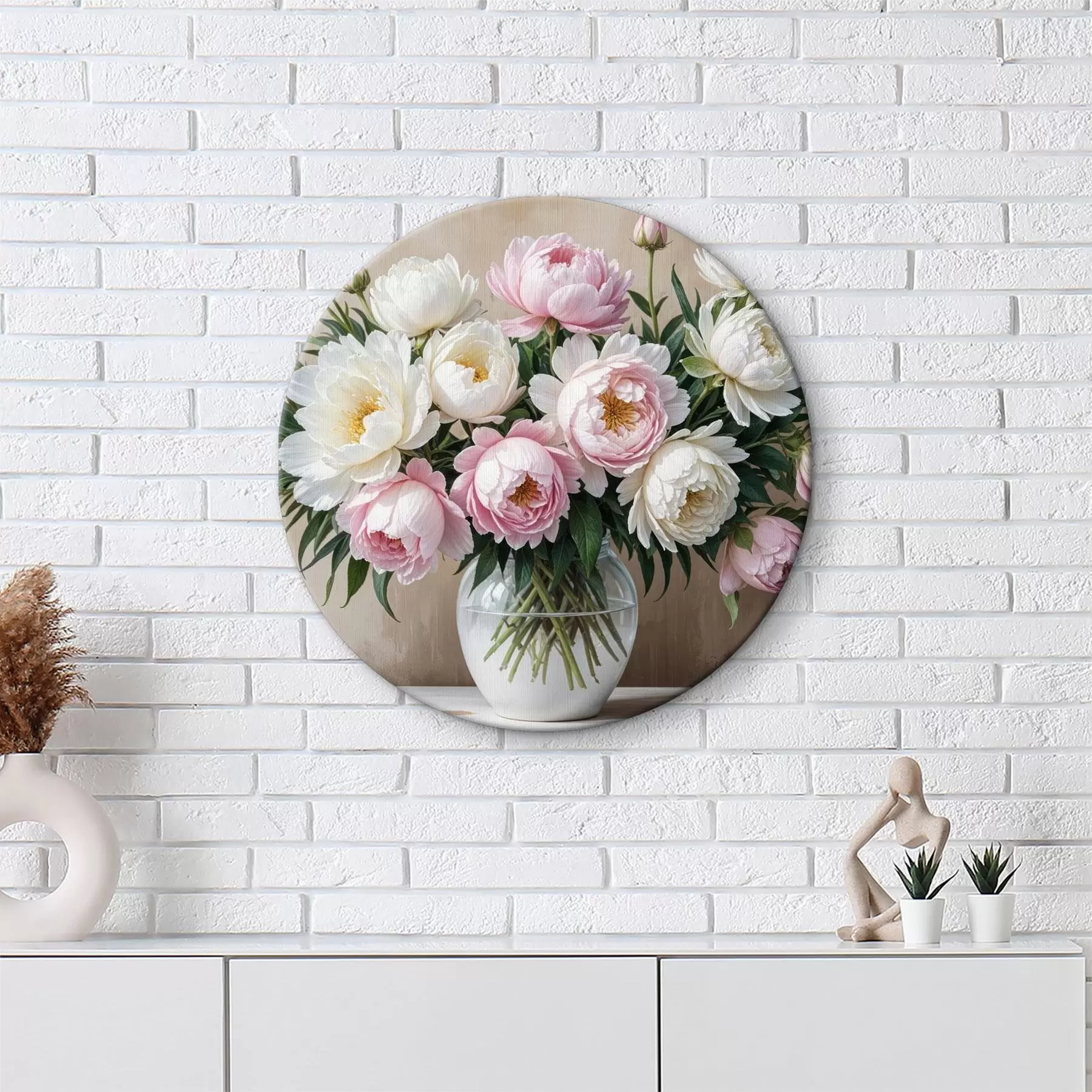 Obraz Kytica krásnych ružovo-bielych pivónií v sklenenej váze, naaranžovaná na drevenom povrchu r40398