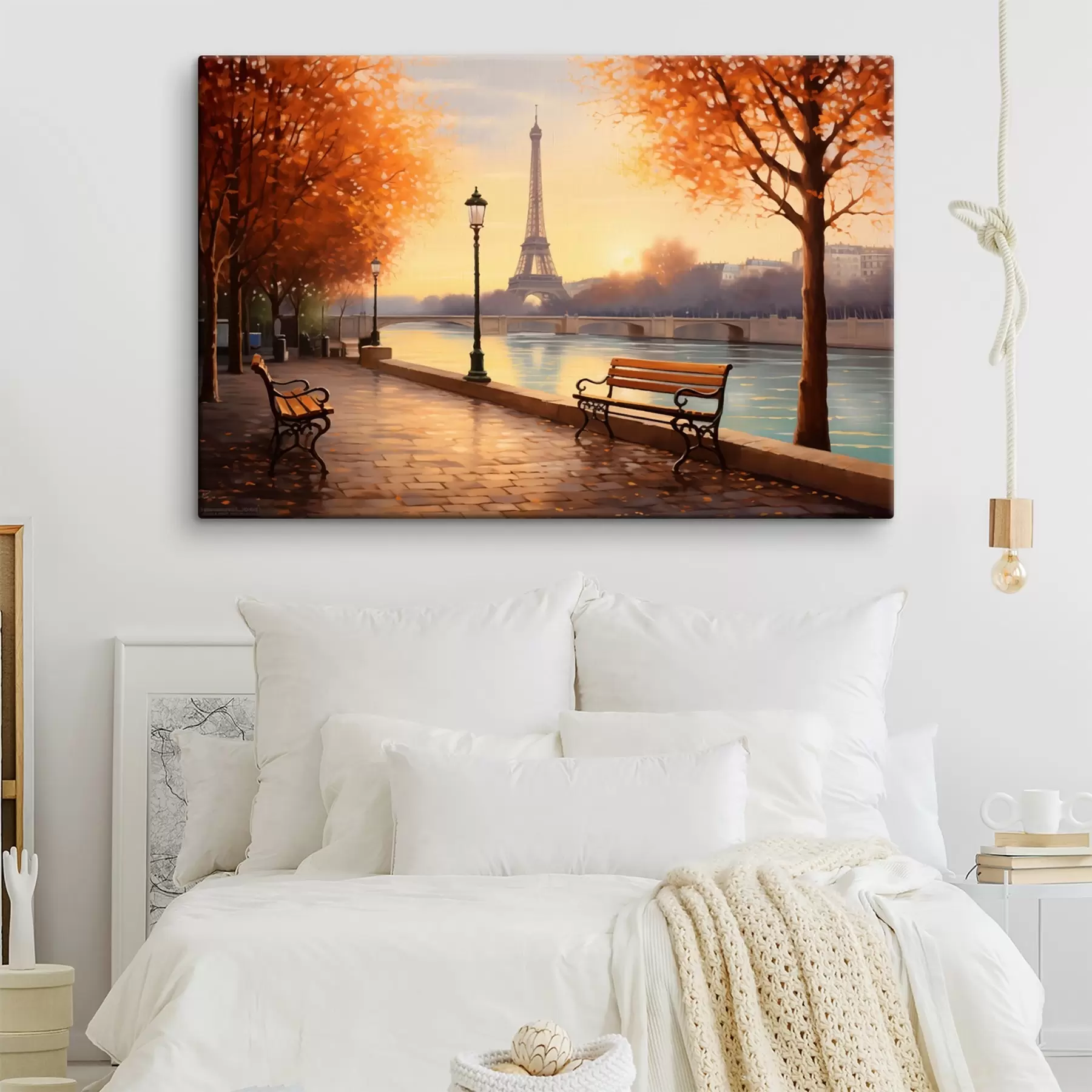 Obraz Jeseň v Paríži s výhľadom na Eiffelovu vežu, nábrežie Seiny pokryté zlatým lístím, lavičky a pouličné lampy dotvárajúce romantickú atmosféru. s42577