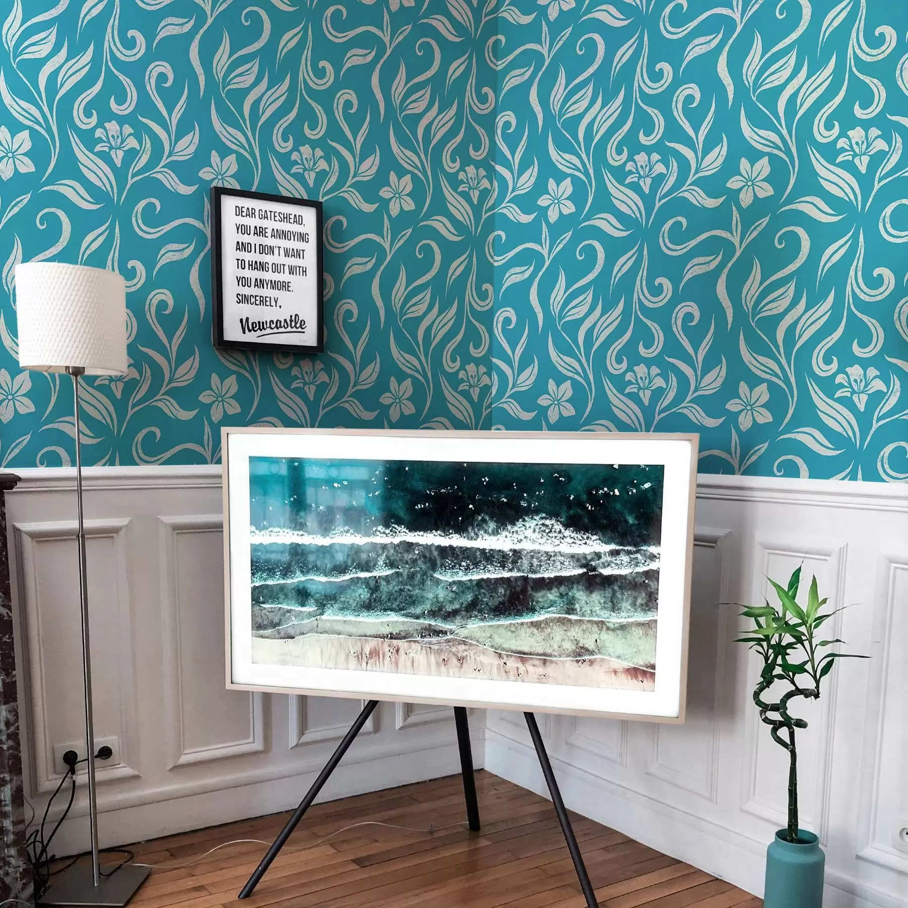 Fototapety Biele kvety a listy s odreninami na modrom pozadí a00038