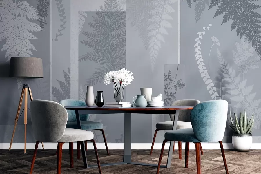 Fototapety Listy papradia v modrej a bielej farbe usporiadané do zvislých pruhov, ktoré vytvárajú botanickú a minimalistickú potlač, jemné a tlmené farby w09007v1