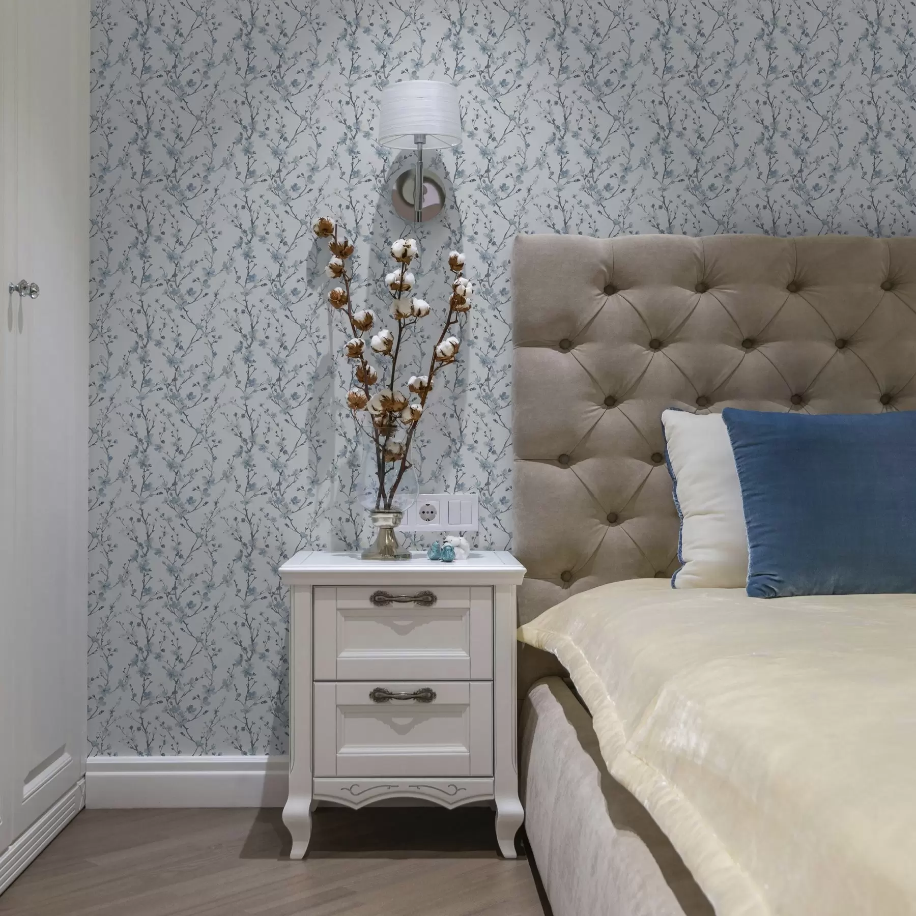 Fototapety Modré čerešňové kvety na bielom pozadí s jemným kontrastom a00399