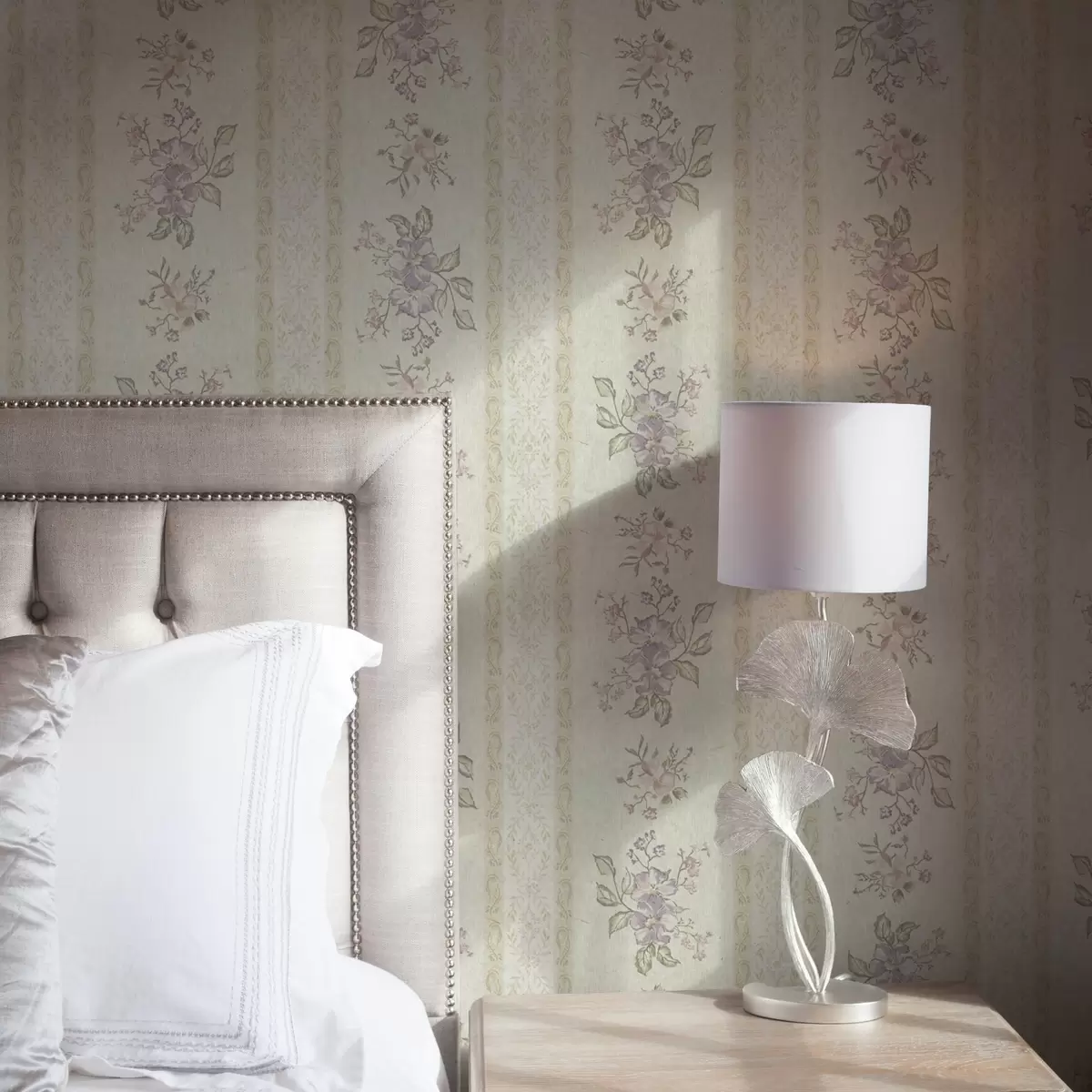 Tapety Vintage kvety na pruhovanom pozadí s ornamentom a00440