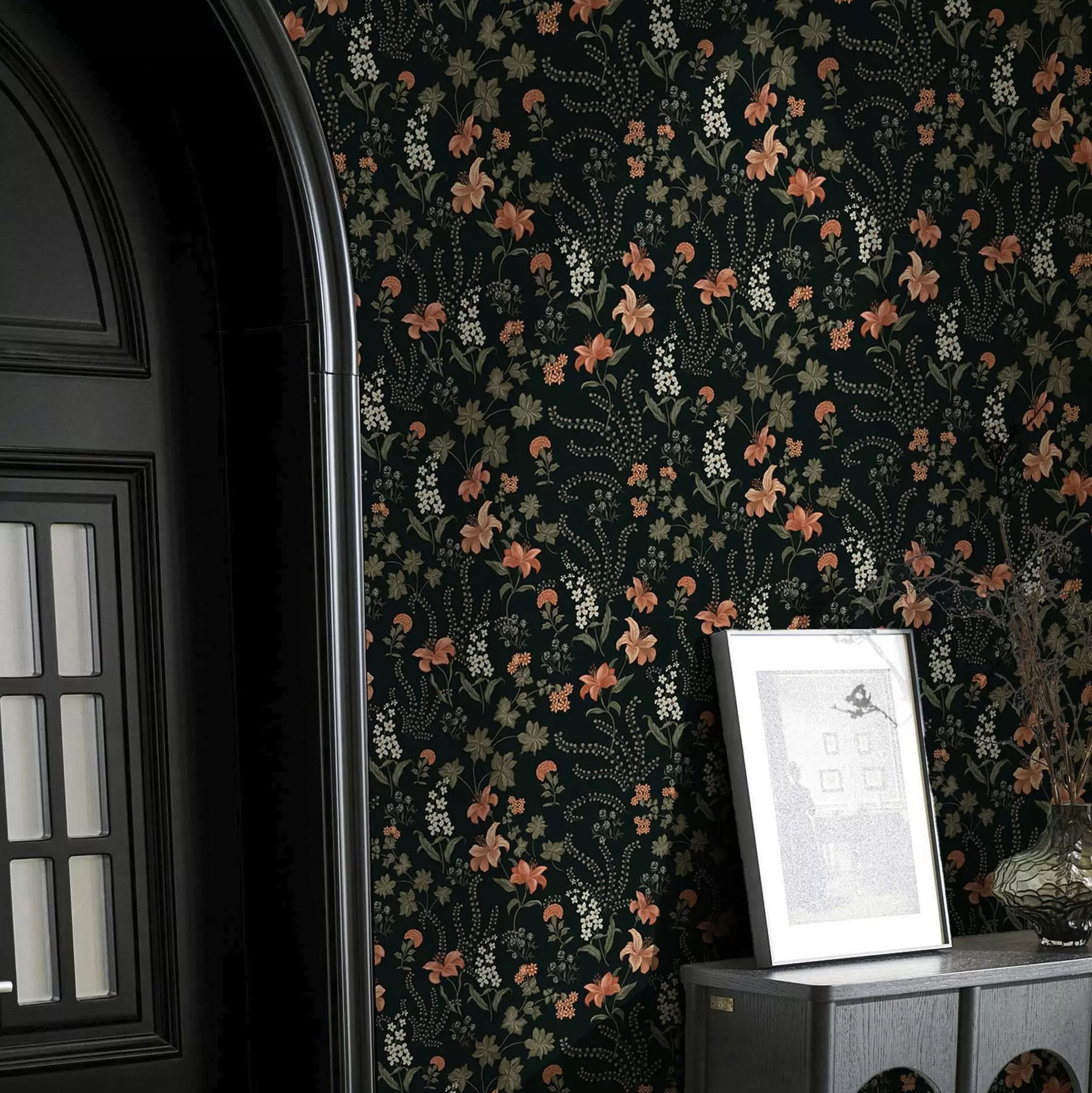 Fototapety Oranžové ľalie a malé kvety na čiernom pozadí a00463