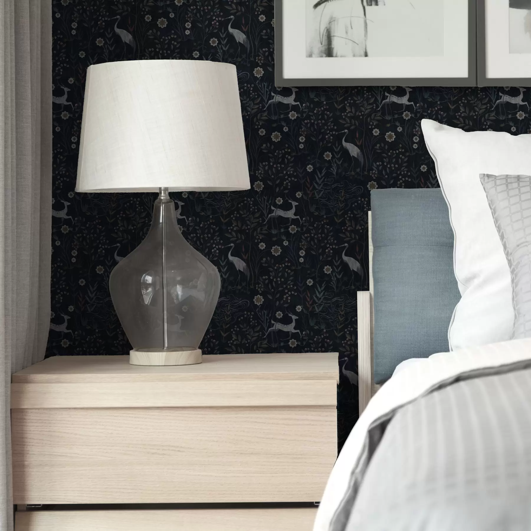 Fototapety Tmavé pozadie s bielymi vtákmi a jeleňom a00363