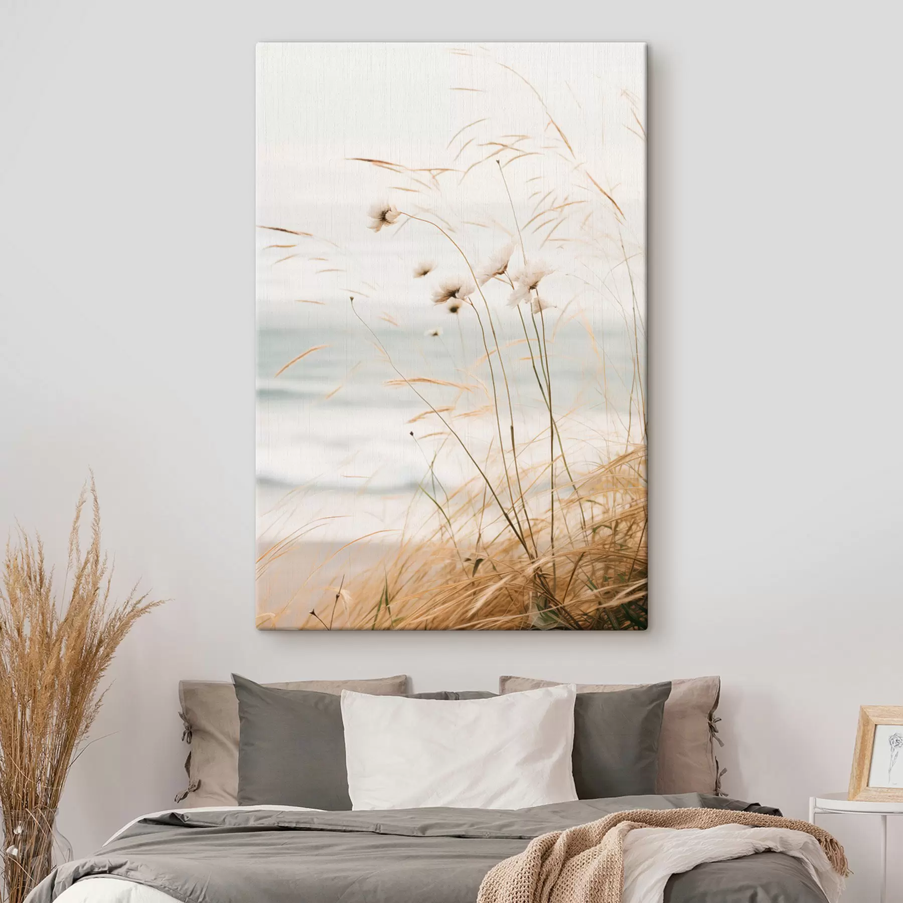 Obraz Trochu bavlnenej trávy a inej suchej trávy pred rozmazaným morom, jemná a tlmená paleta farieb s45562