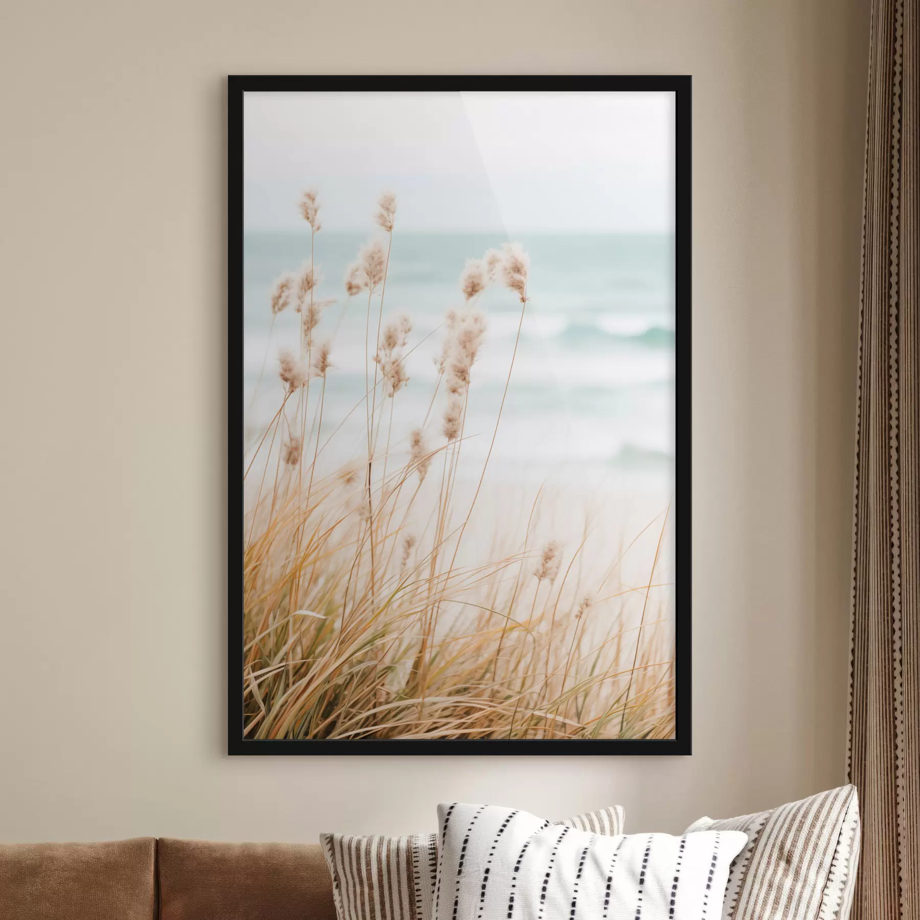Fototapety Vysoká tráva s nadýchanými semenami, piesočnatá pláž a vlny oceánu v pozadí, jemná a tlmená paleta farieb f45561