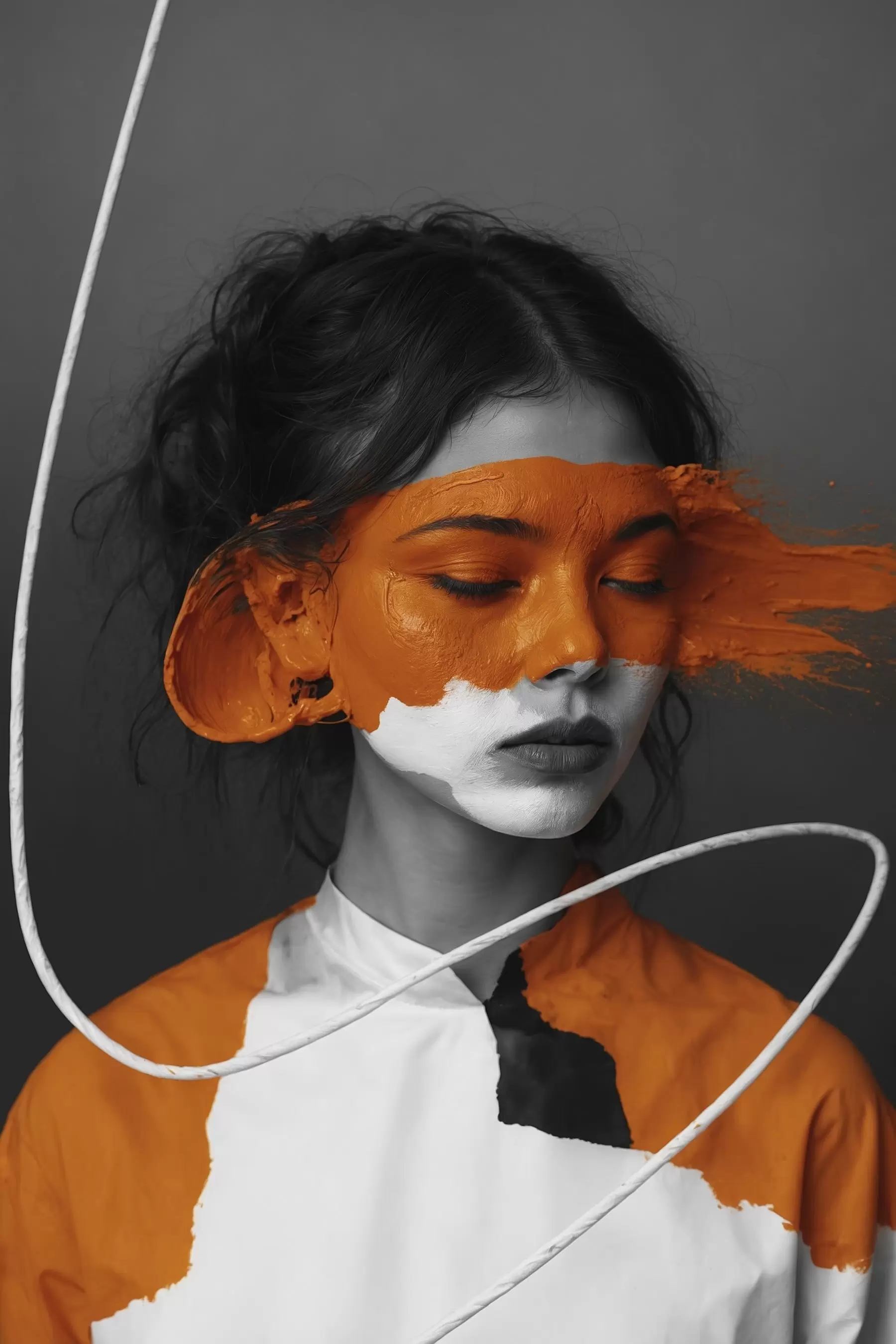 Fototapety Portrét dievčaťa s abstraktným oranžovým obrazom f45495
