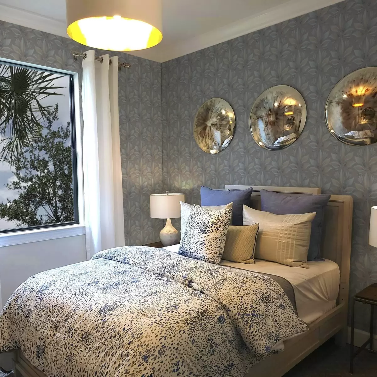 Tapety Veľké štýlové listy v modro-pieskovej palete na šedom pozadí a00601