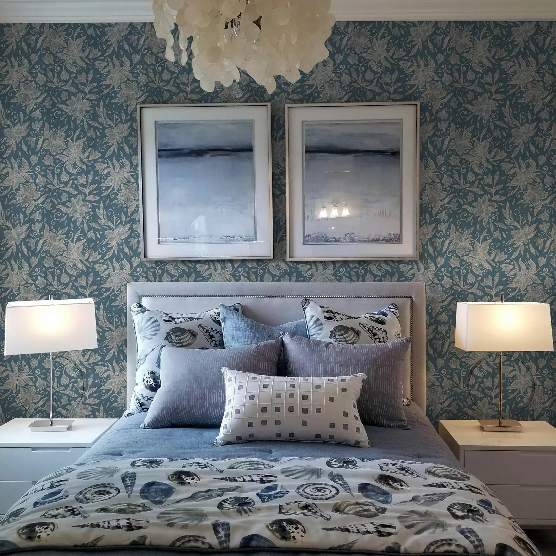 Fototapety Krémové lineárne kvety na modrom pozadí, jemné špirály a00630