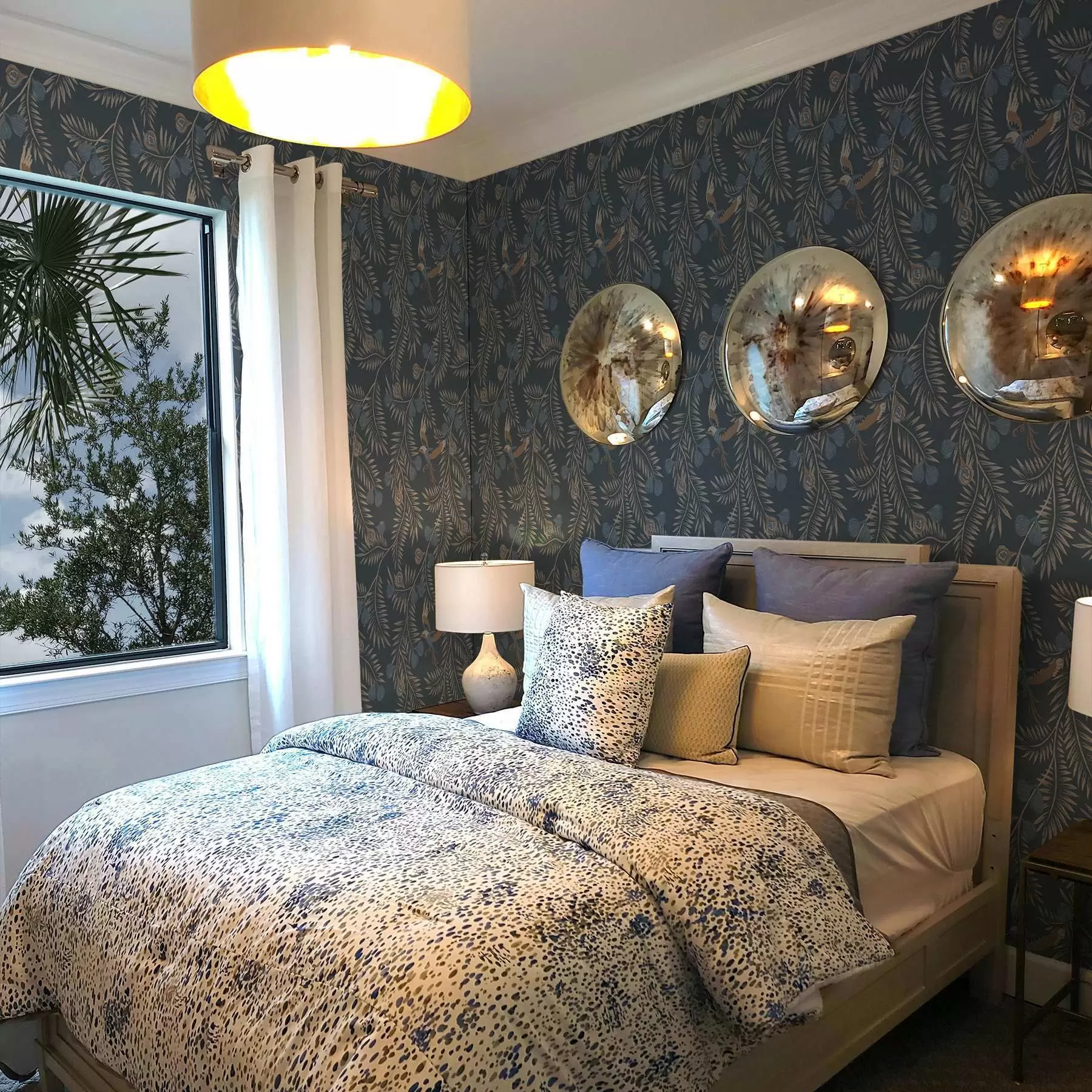 Fototapety Vták medzi modrými plodmi a palmovými listami, indigo a00726 - Uwalls.sk Fototapety Vták medzi modrými plodmi a palmovými listami, indigo a00726