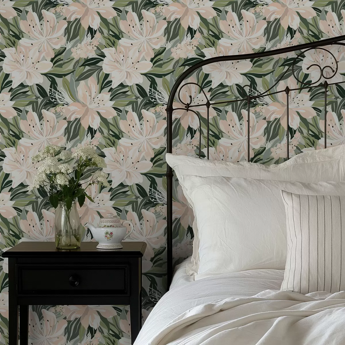 Tapety Veľké krémové kvety na svetlozelenom pozadí a00646