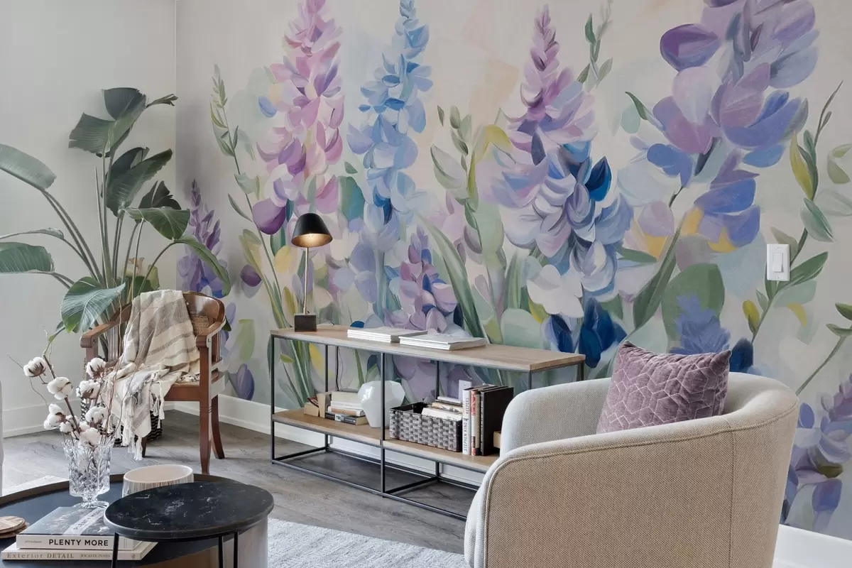 Fototapety Fialové a modré textúrované kvety s modrými listami, svetlé pozadie, jemné ťahy štetcom, žiarivé farby w09482