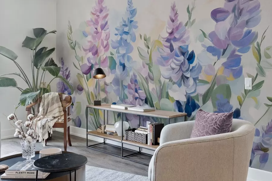 Fototapety Fialové a modré textúrované kvety s modrými listami, svetlé pozadie, jemné ťahy štetcom, žiarivé farby w09482