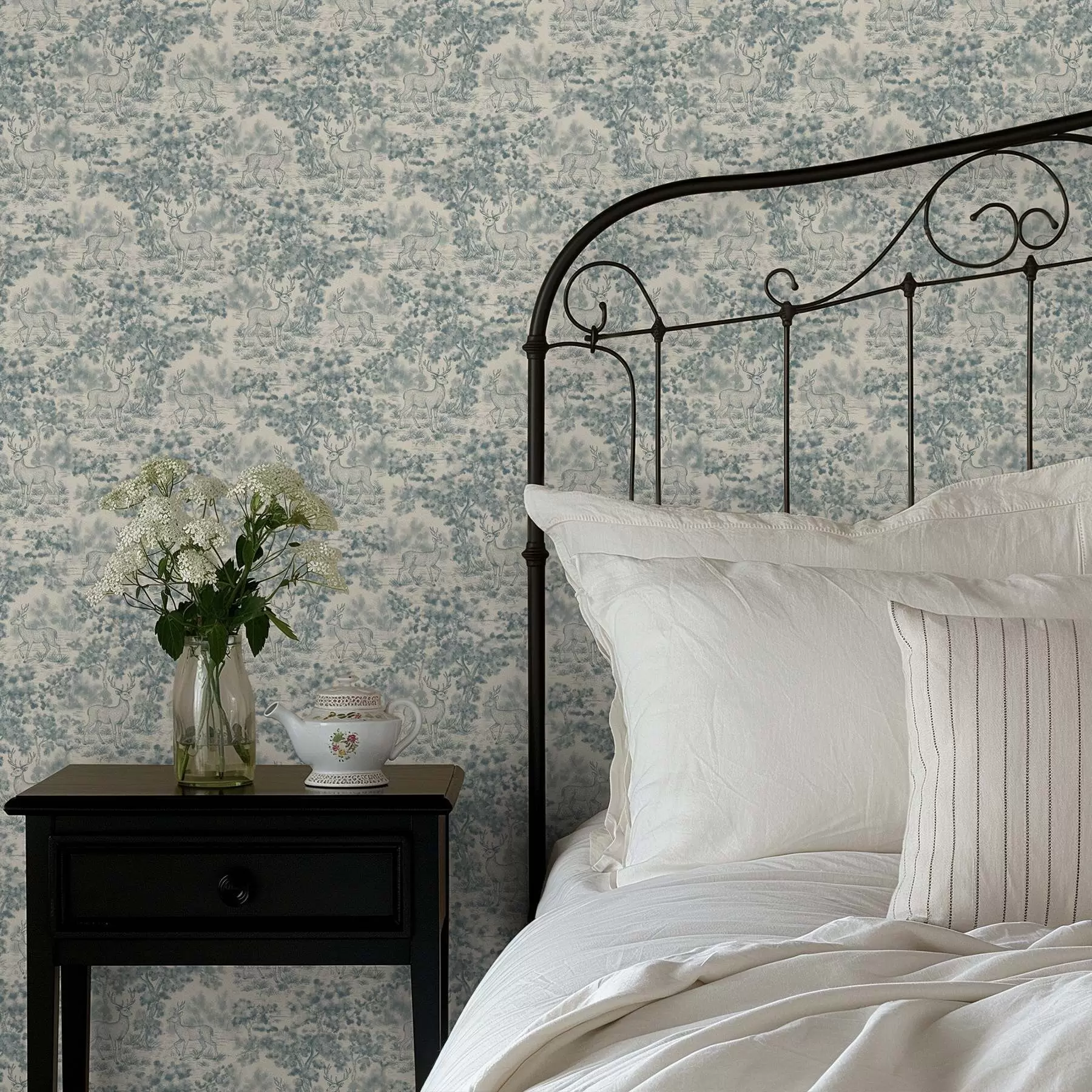 Fototapety Čiernobiela scéna s jeleňom v lese a00748