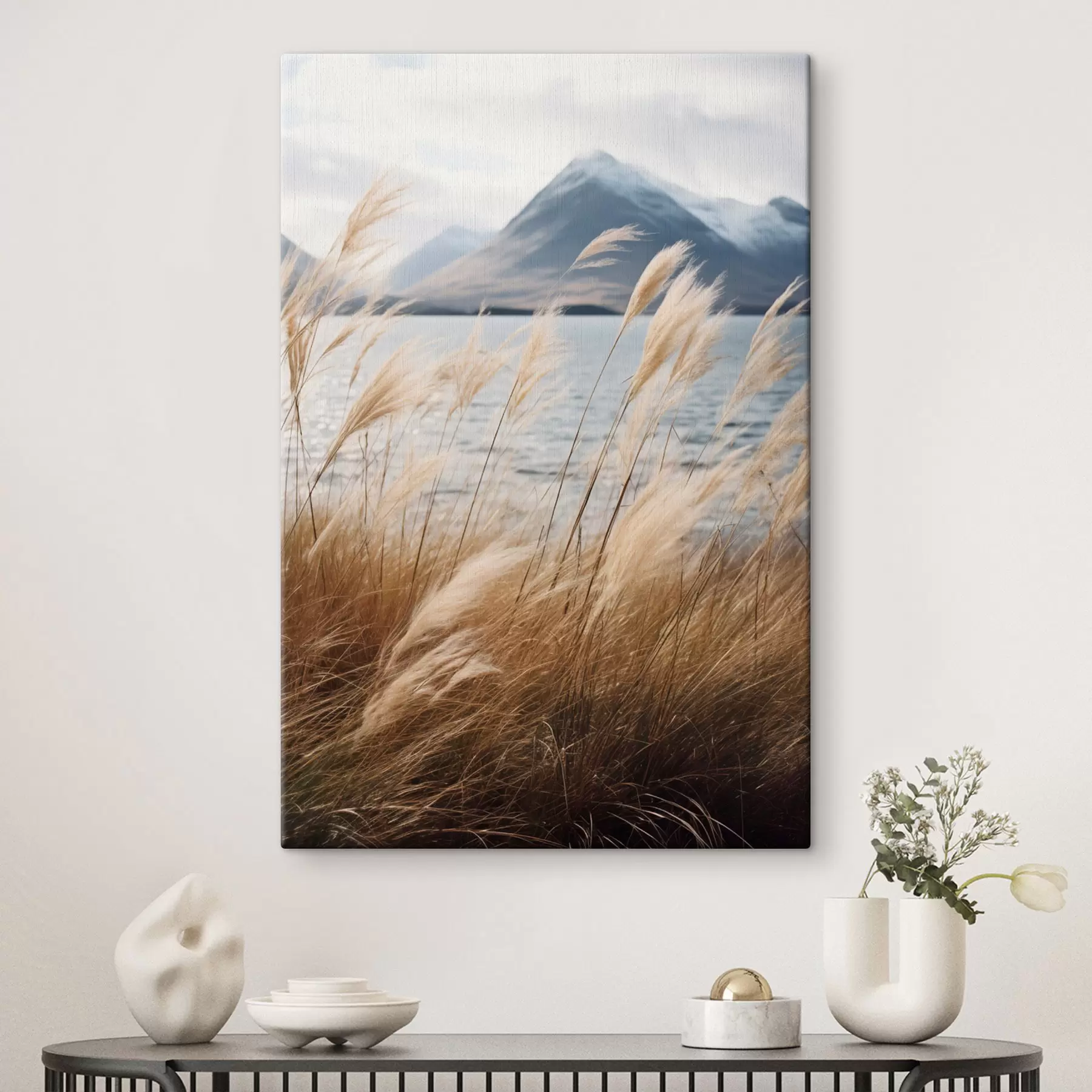 Obraz Pampasová tráva s jazerom a horami v pozadí, mäkké osvetlenie, tlmené farby, naturalistický štýl s46283