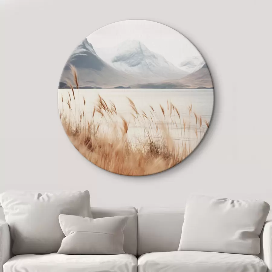 Obraz Pampasové trávnaté pole pred jazernou krajinou so zasneženými horami v pozadí, mäkké svetlo r46282