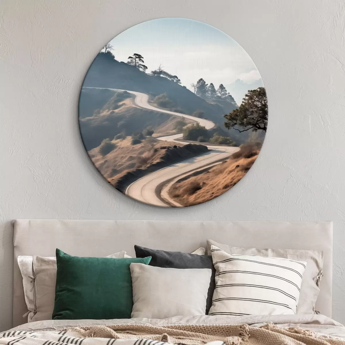 Okrúhle obrazy Kľukatá cesta cez kopcovitú krajinu so suchou trávou pod jasnou oblohou s horami v diaľke r46289 Okrúhle obrazy Kľukatá cesta cez kopcovitú krajinu so suchou trávou pod jasnou oblohou s horami v diaľke r46289