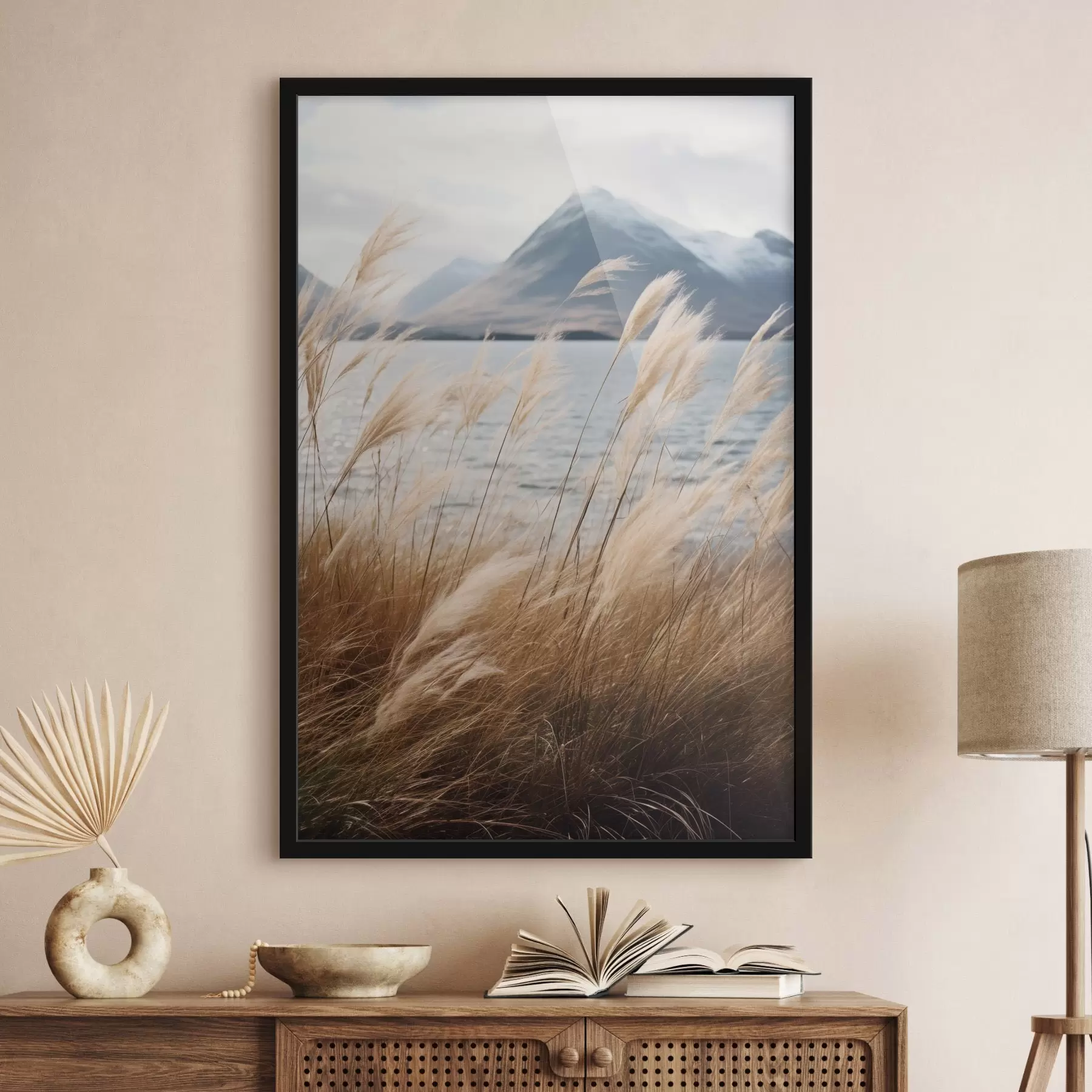 Fototapety Pampasová tráva s jazerom a horami v pozadí, mäkké osvetlenie, tlmené farby, naturalistický štýl f46283