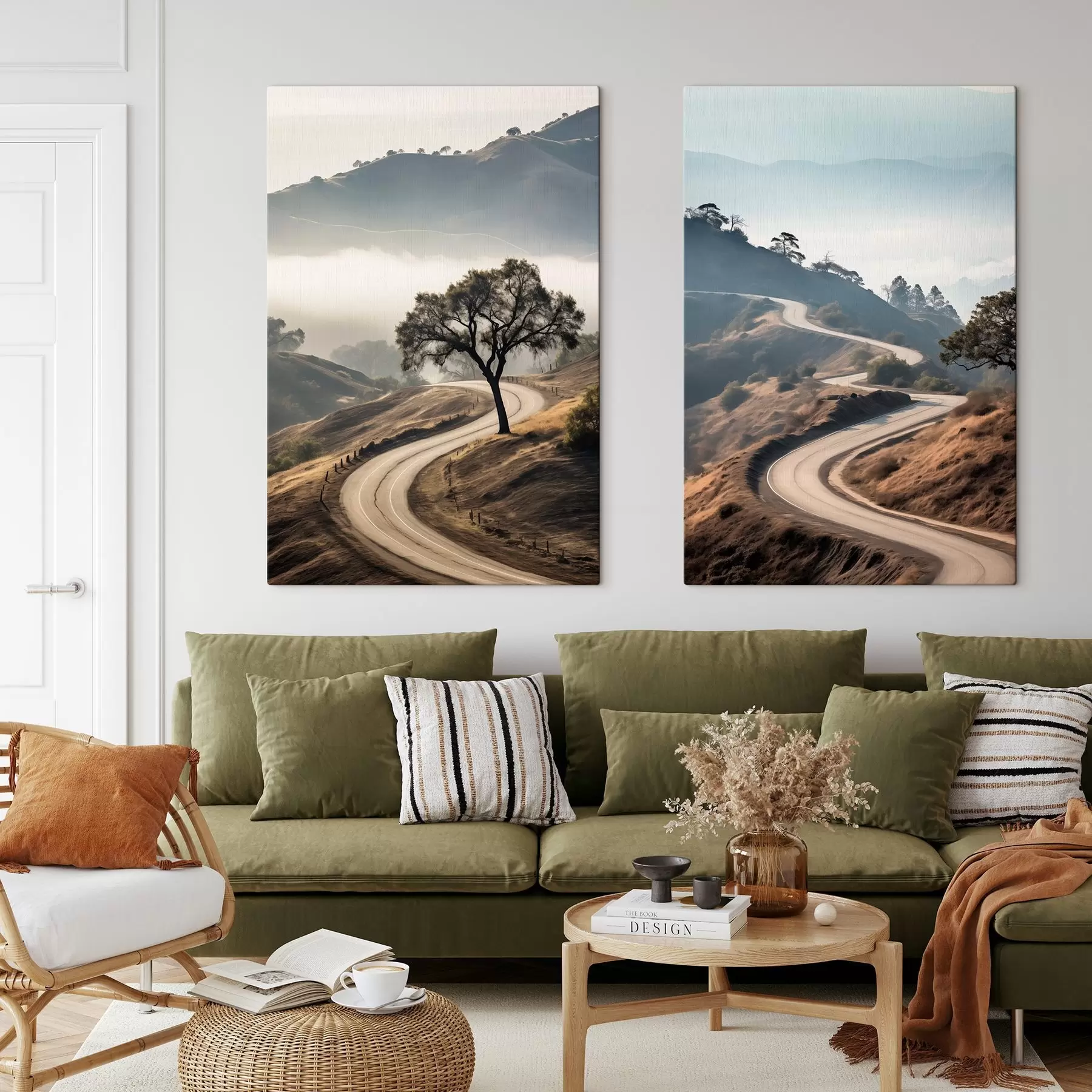 Obraz Kľukatá cesta cez kopcovitú krajinu so suchou trávou pod jasnou oblohou s horami v diaľke m00887