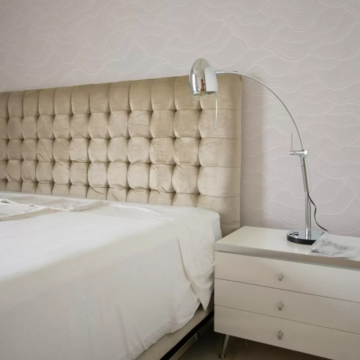 Tapety Pastelovo ružové pozadie s vlnitými čiarami a00682v3