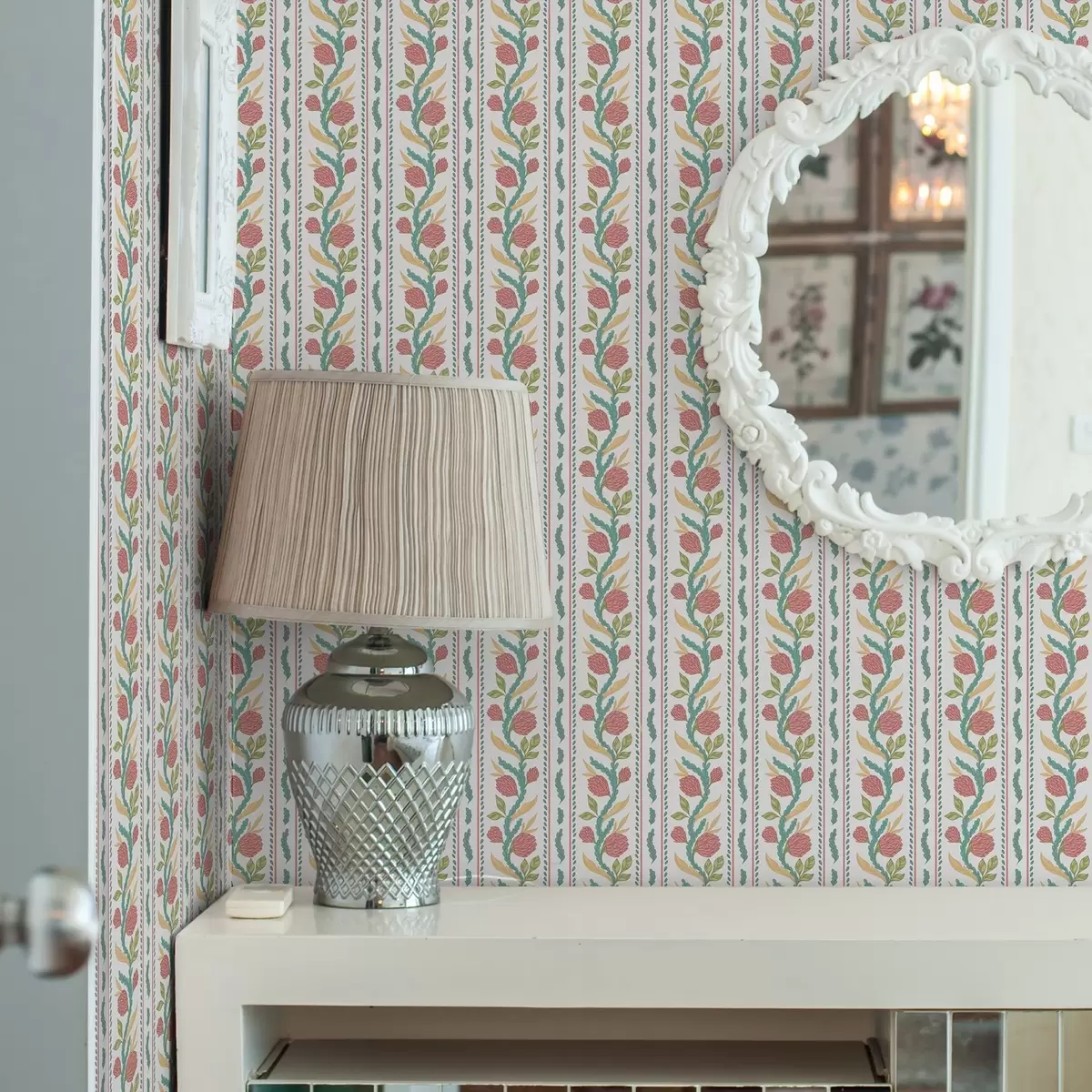 Tapety Vertikálne pruhy s koralovými kvetmi a tyrkysovými listami a00816