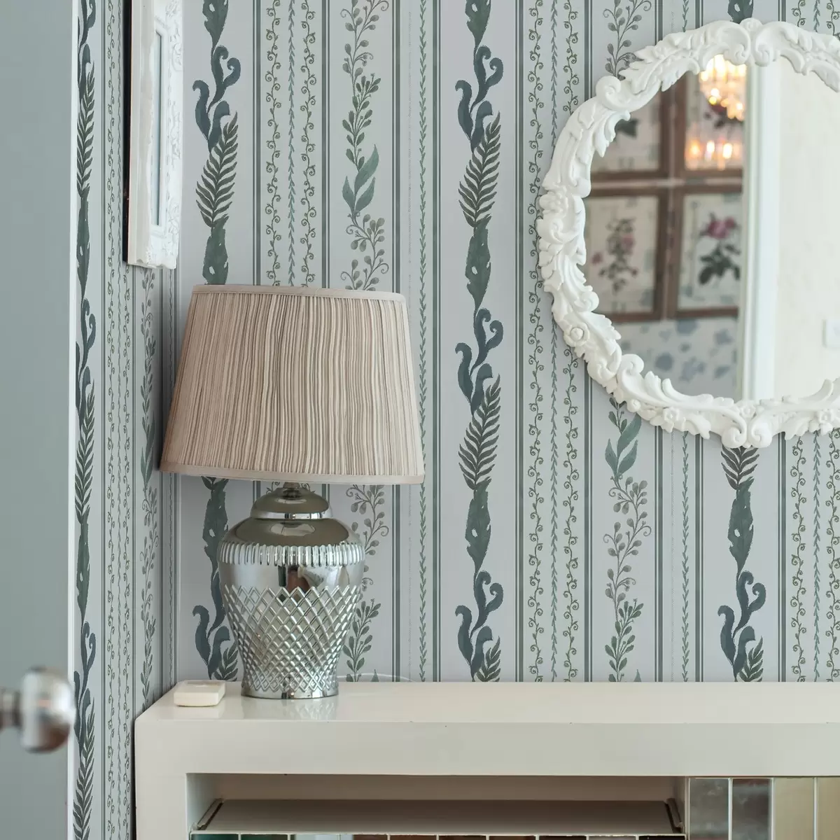 Tapety Pruhy s vetvičkami a kučerami na chladnej svetlo modrej farbe a00823v1 Tapety Pruhy s vetvičkami a kučerami na chladnej svetlo modrej farbe a00823v1