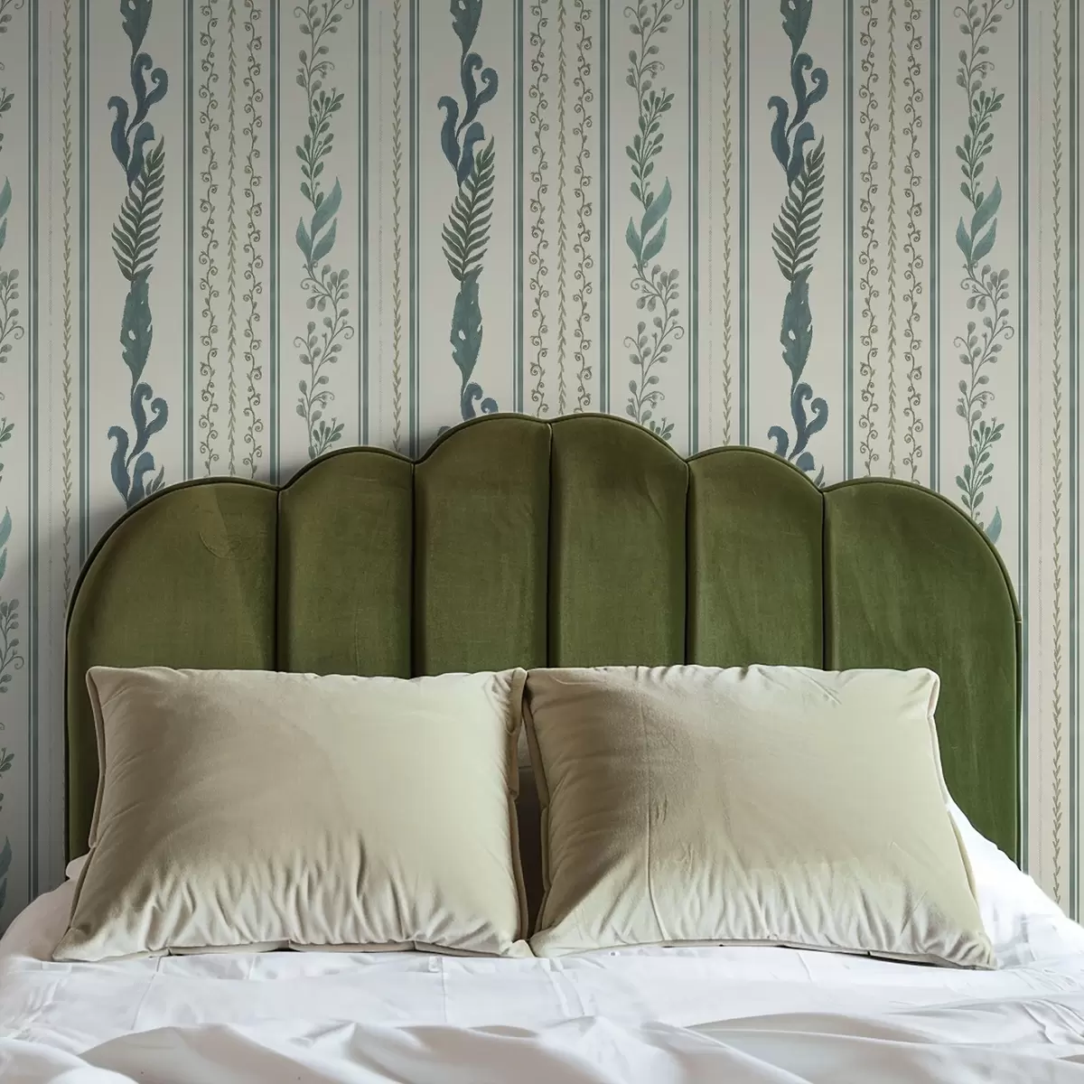 Tapety Pruhy s vetvičkami a kučerami na teplom mliečnom pozadí a00823v2 Tapety Pruhy s vetvičkami a kučerami na teplom mliečnom pozadí a00823v2