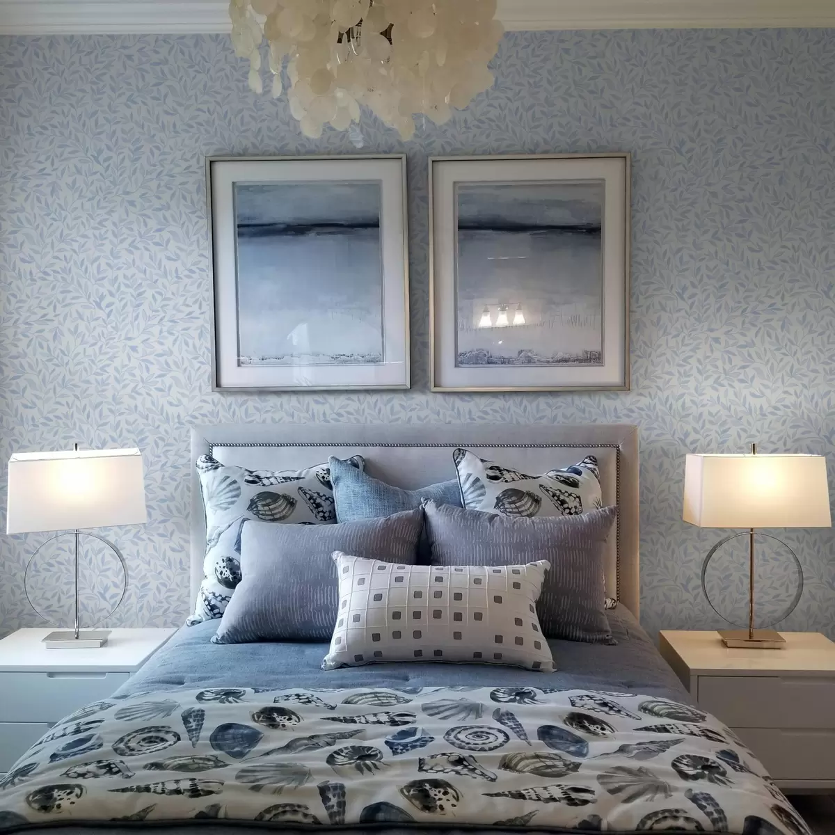 Tapety Modré vetvičky s lístkami na svetlo modrom pozadí a00842