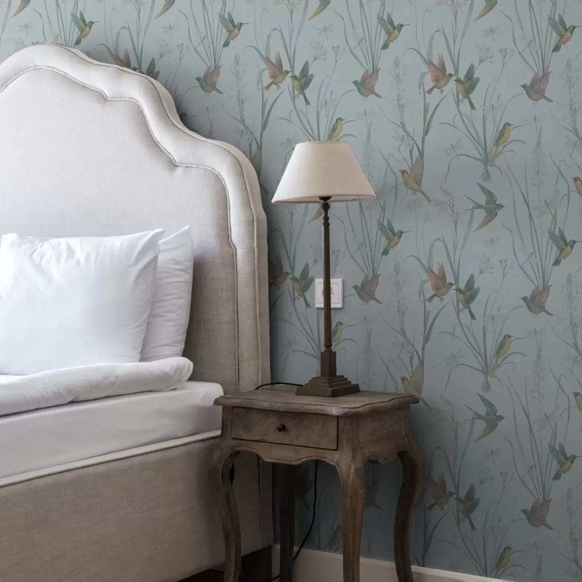 Tapety Vtáky medzi lúkovými trávami na šedo-modrom pozadí a00776