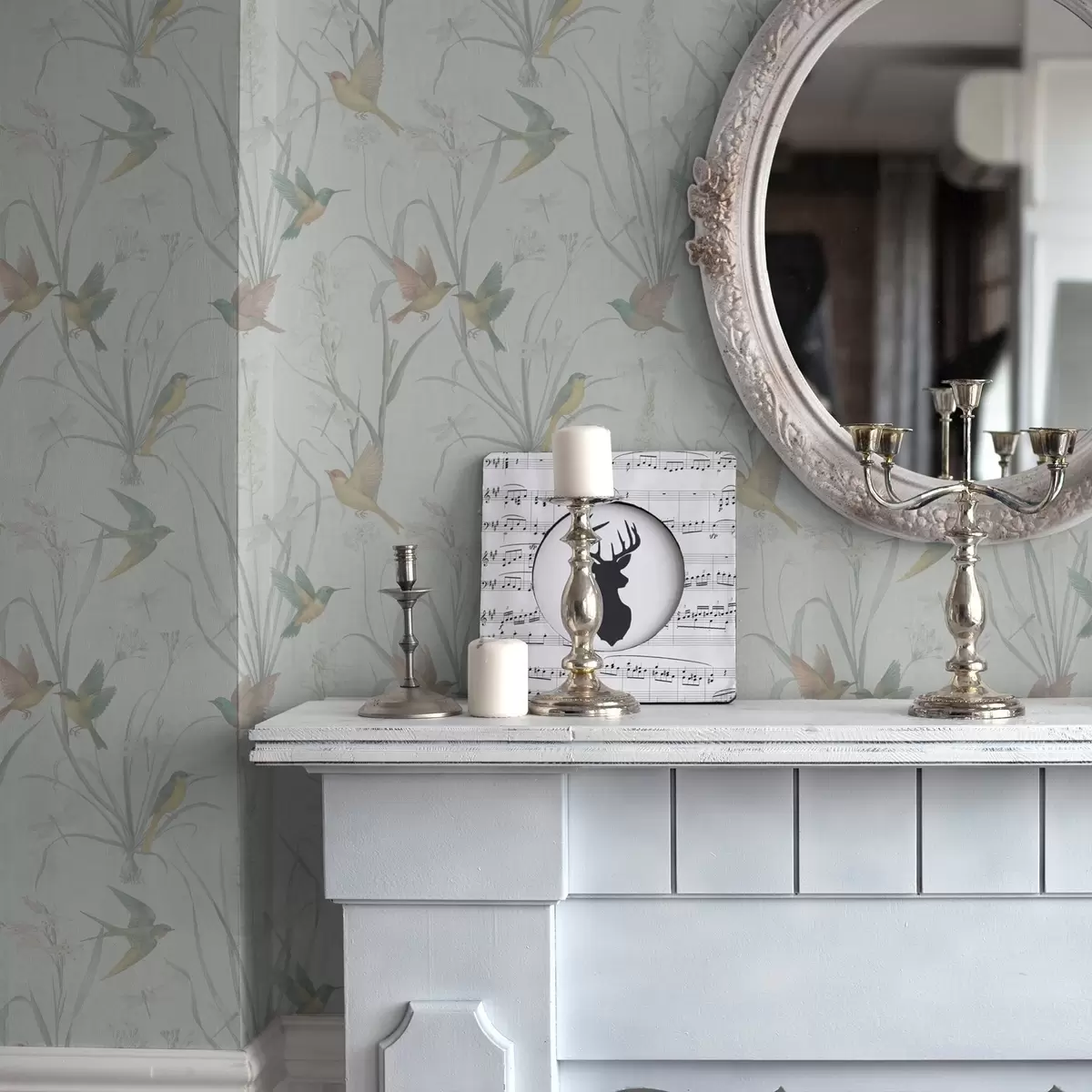 Tapety Vtáky medzi lúkovými trávami na svetlosivom pozadí a00776v1