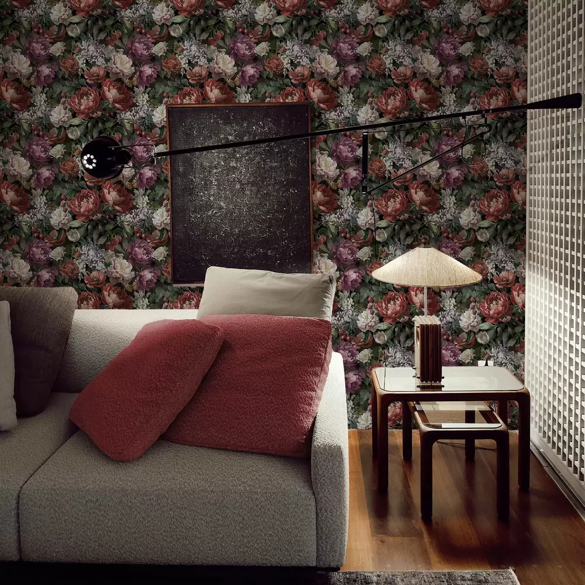 Fototapety Tmavé dramatické pivonky, bobule a motýľ na čiernom pozadí a00862