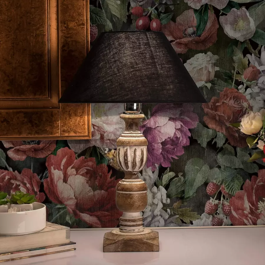 Fototapety Tmavé dramatické pivonky, bobule a motýľ na čiernom pozadí a00862