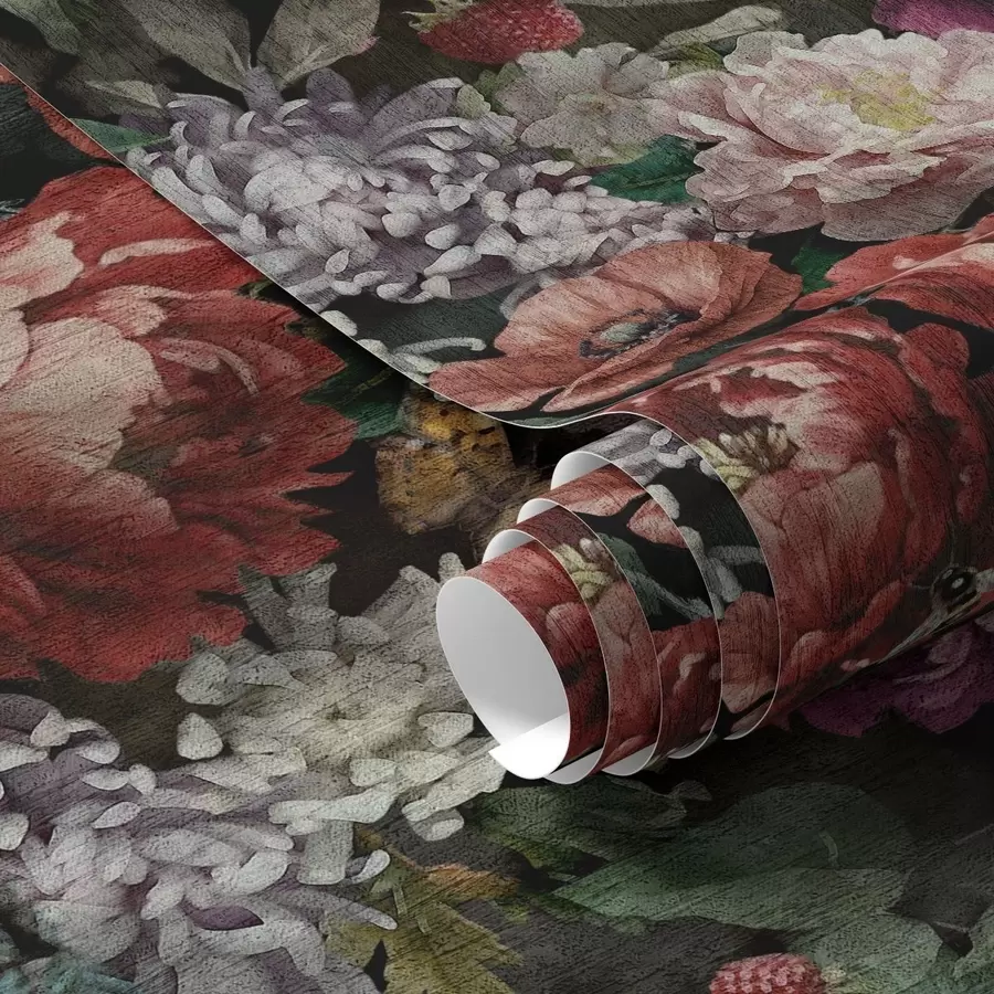 Fototapety Tmavé dramatické pivonky, bobule a motýľ na čiernom pozadí a00862