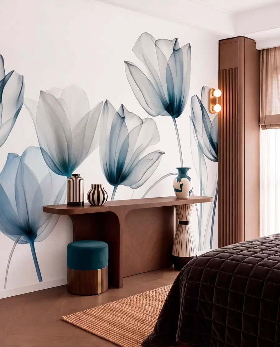 Fototapety Priehľadné modré a biele tulipány s dlhými stonkami na svetlom pozadí, jemné a textúrované kvetinové umenie w09538