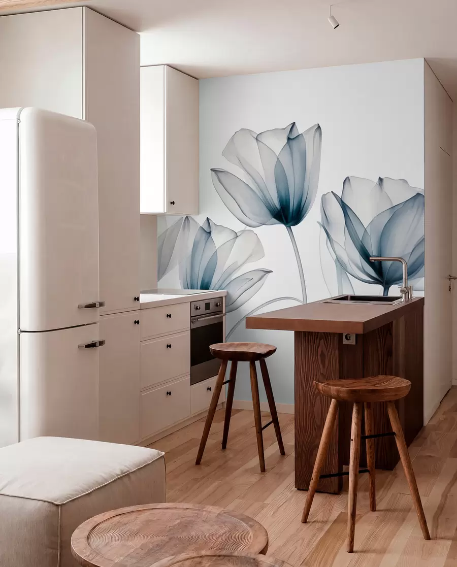 Fototapety Priehľadné modré a biele tulipány s dlhými stonkami na svetlom pozadí, jemné a textúrované kvetinové umenie w09538