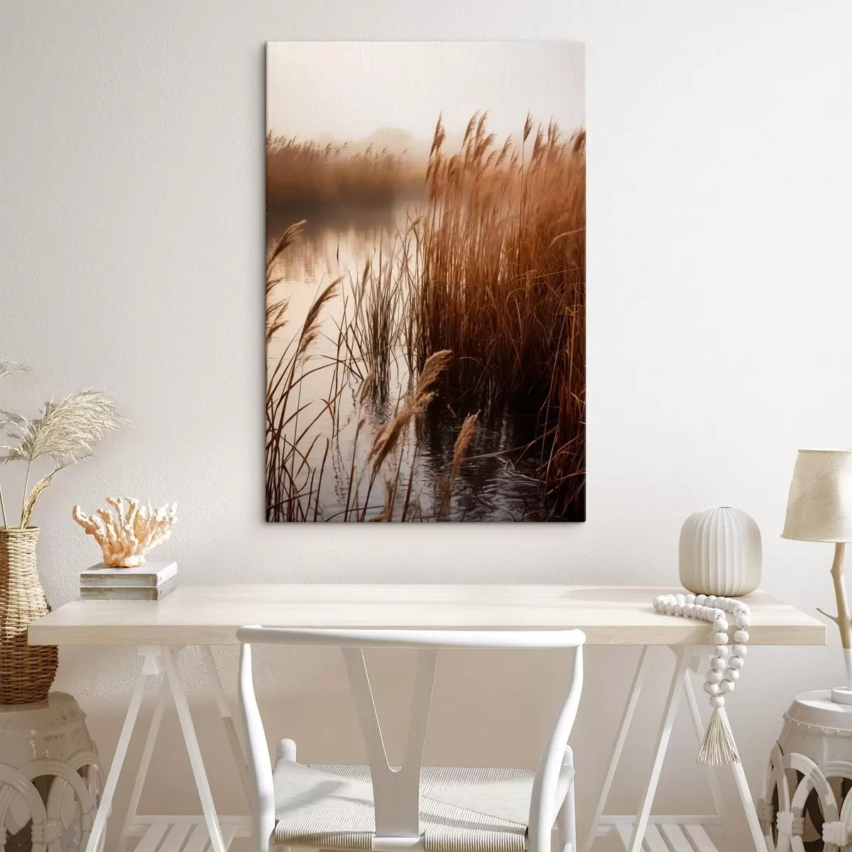 Obraz Vysoké trstiny rastúce vo vode, voda odráža trstiny, hmlisté pozadie, mäkké svetlo, prírodná scéna s46695