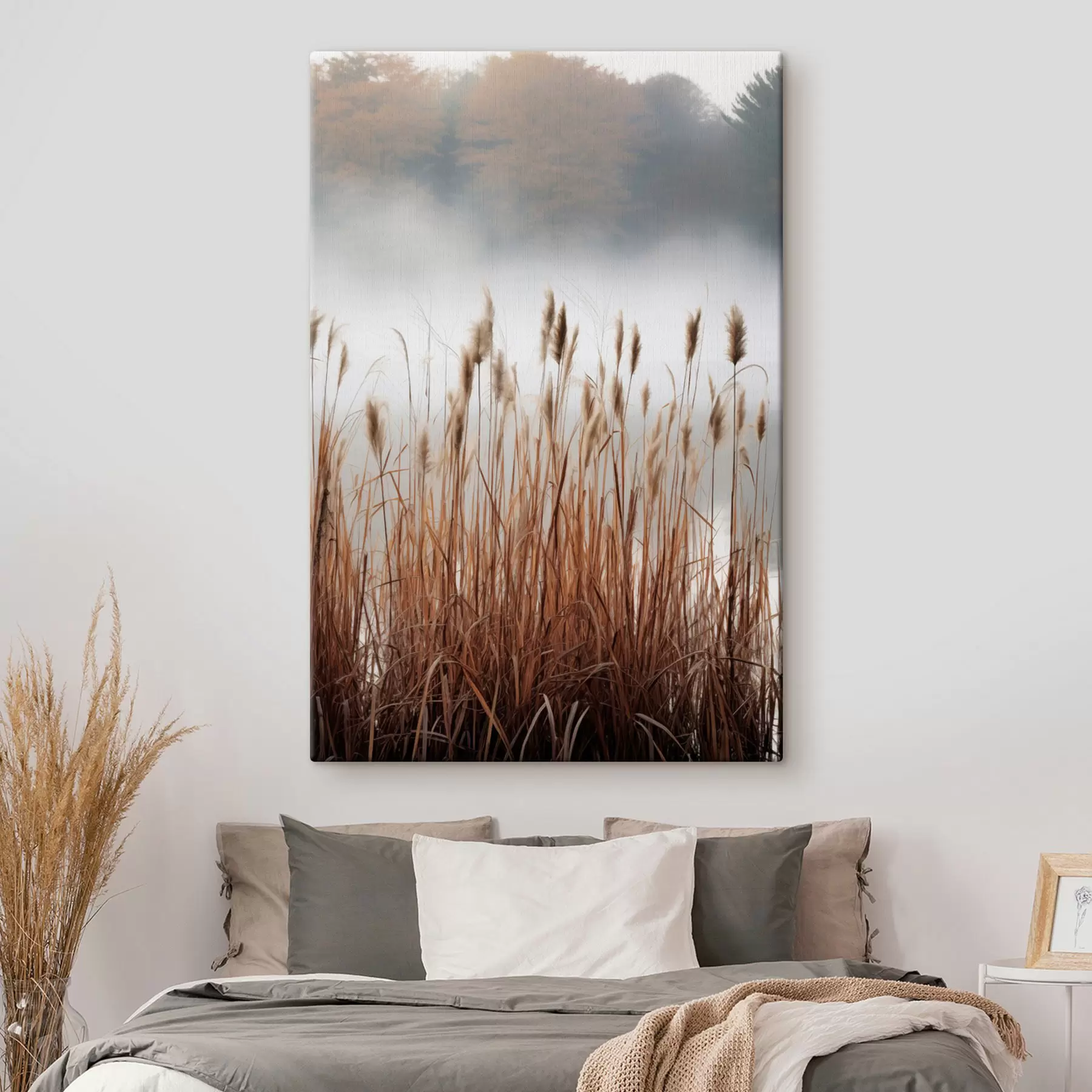 Obraz Vysoké trstiny rastúce vo vode, voda odráža trstiny, hmlisté pozadie, mäkké svetlo, prírodná scéna s46696