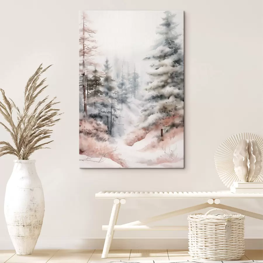 Obraz Vysoké borovice pokryté snehom, stojace v hmlistom lese, jemná, tlmená zimná scéna s46702