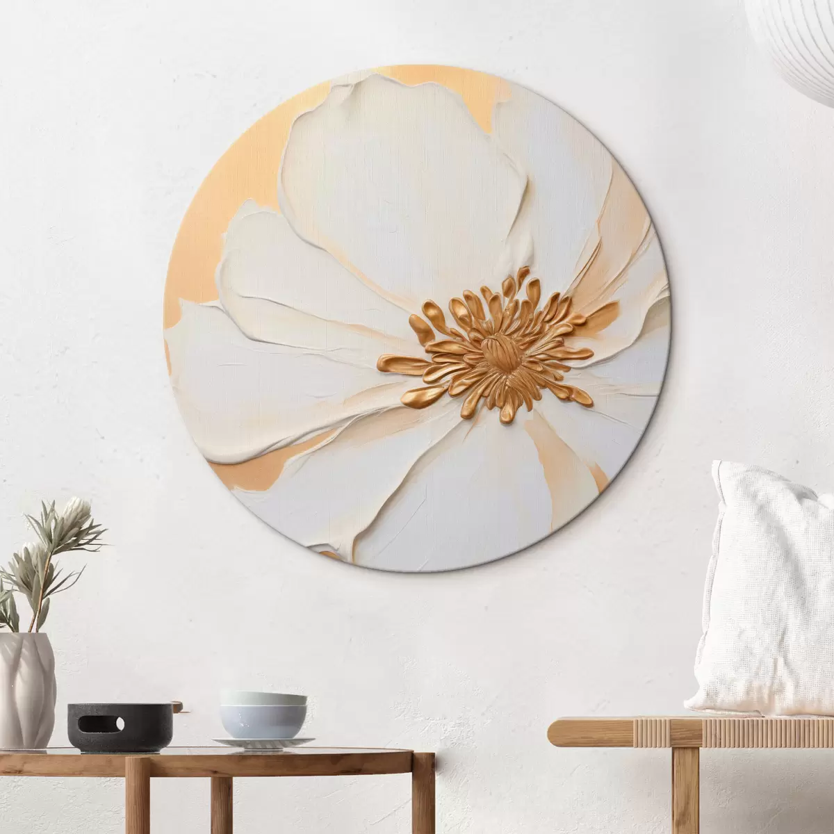 Okrúhle obrazy Biela kvetina s jemnými okvetnými lístkami s imitáciou hustých ťahov štetcom na svetlooranžovom textúrovanom pozadí r46691
