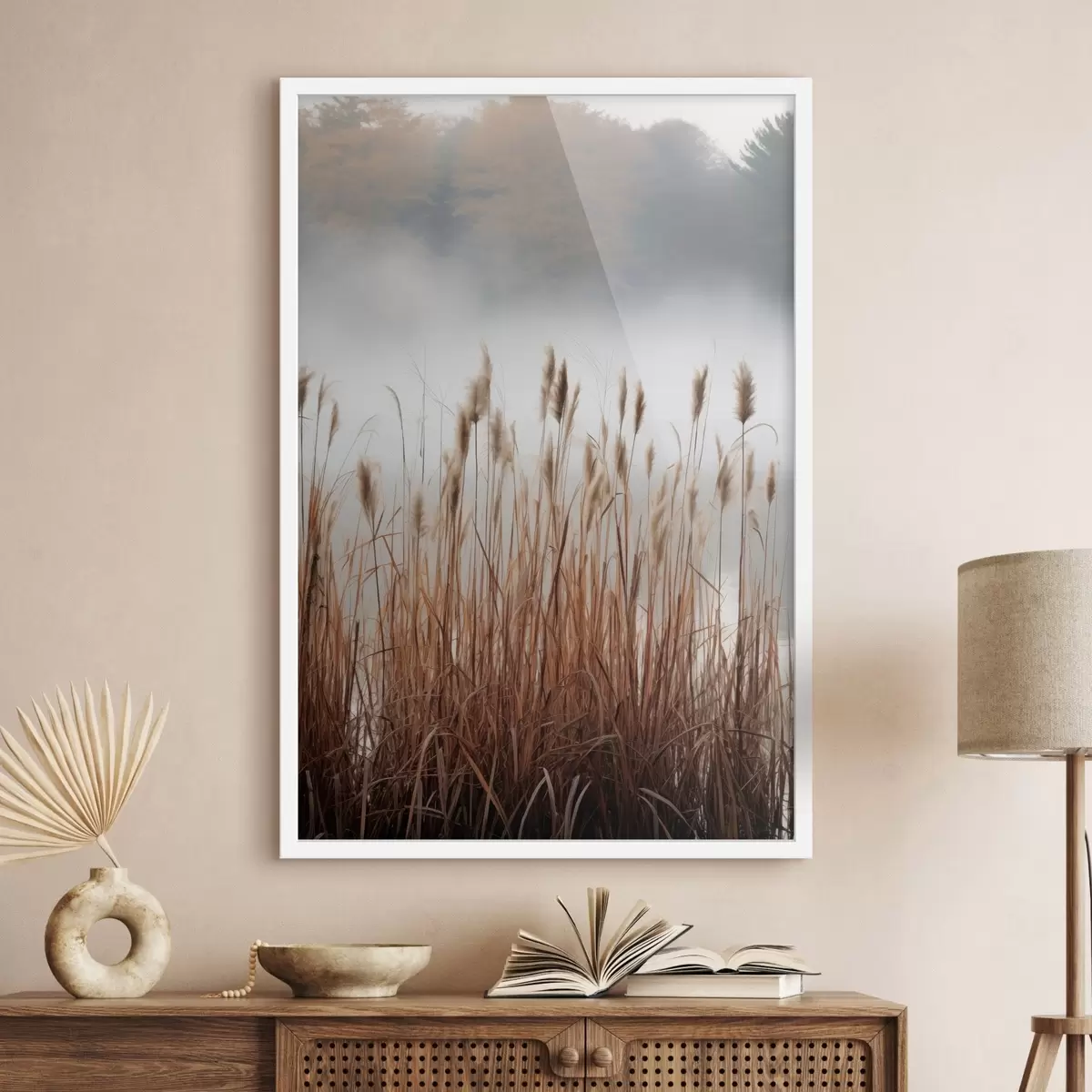 Plagáty Vysoké trstiny rastúce vo vode, voda odráža trstiny, hmlisté pozadie, mäkké svetlo, prírodná scéna f46696