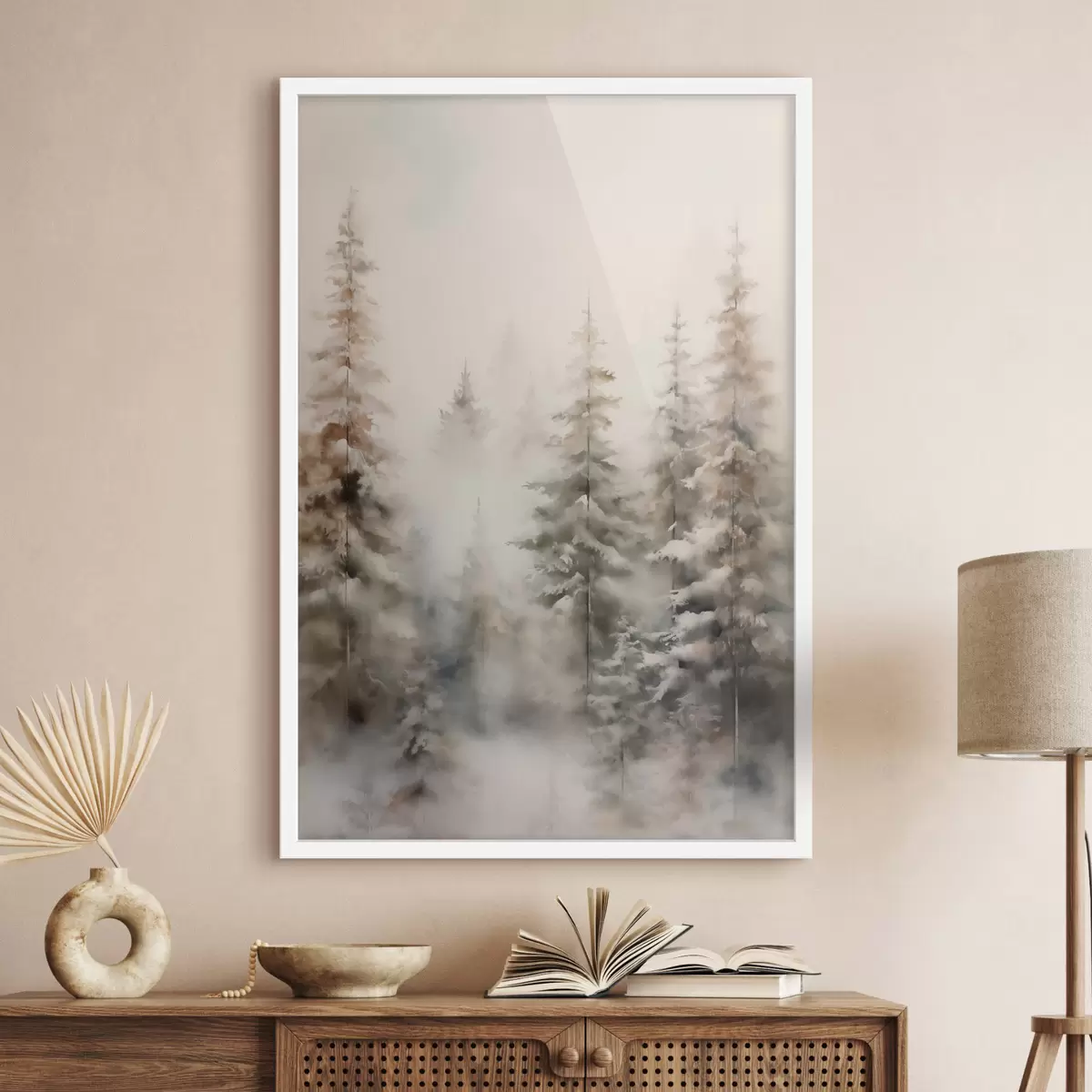 Plagáty Vysoké borovice pokryté snehom, stojace v hmlistom lese, jemná, tlmená zimná scéna f46701