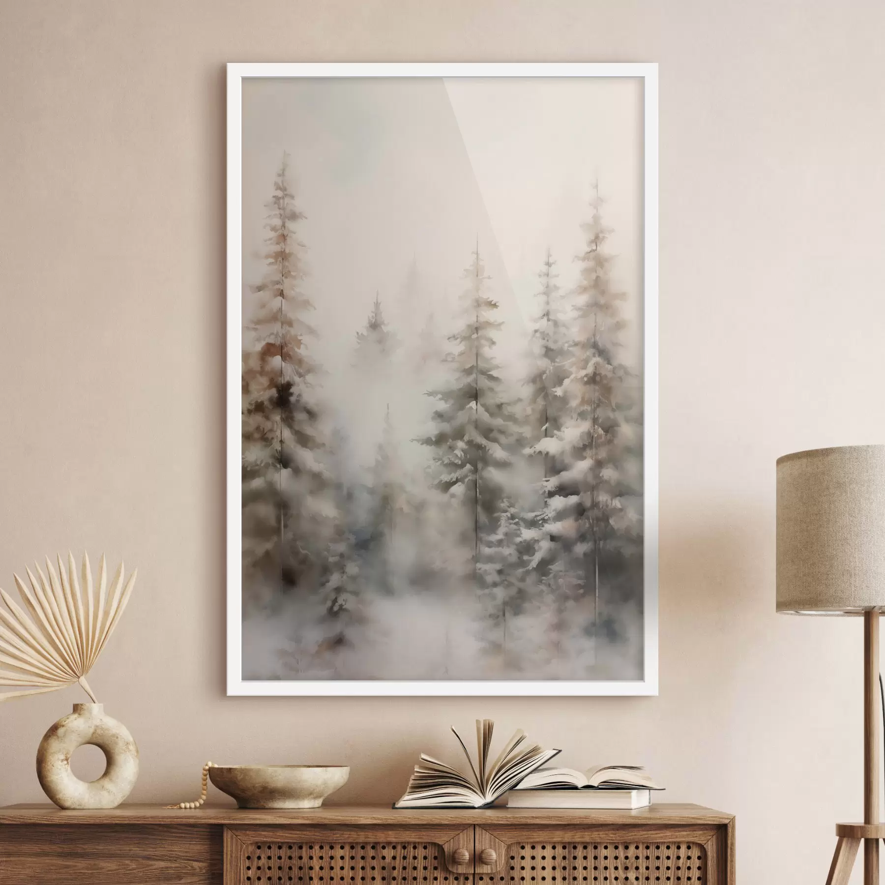 Fototapety Vysoké borovice pokryté snehom, stojace v hmlistom lese, jemná, tlmená zimná scéna f46701