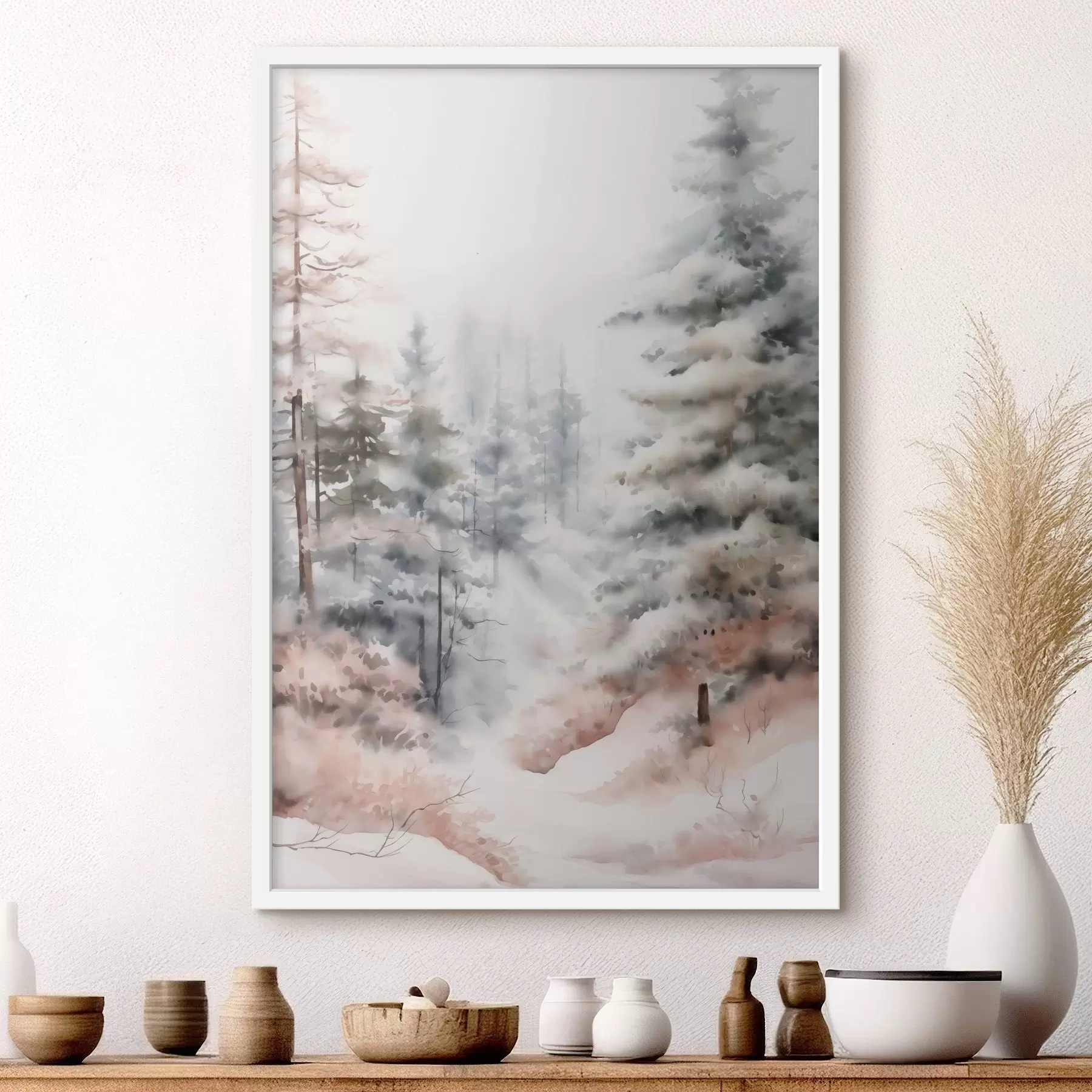 Fototapety Vysoké borovice pokryté snehom, stojace v hmlistom lese, jemná, tlmená zimná scéna f46702