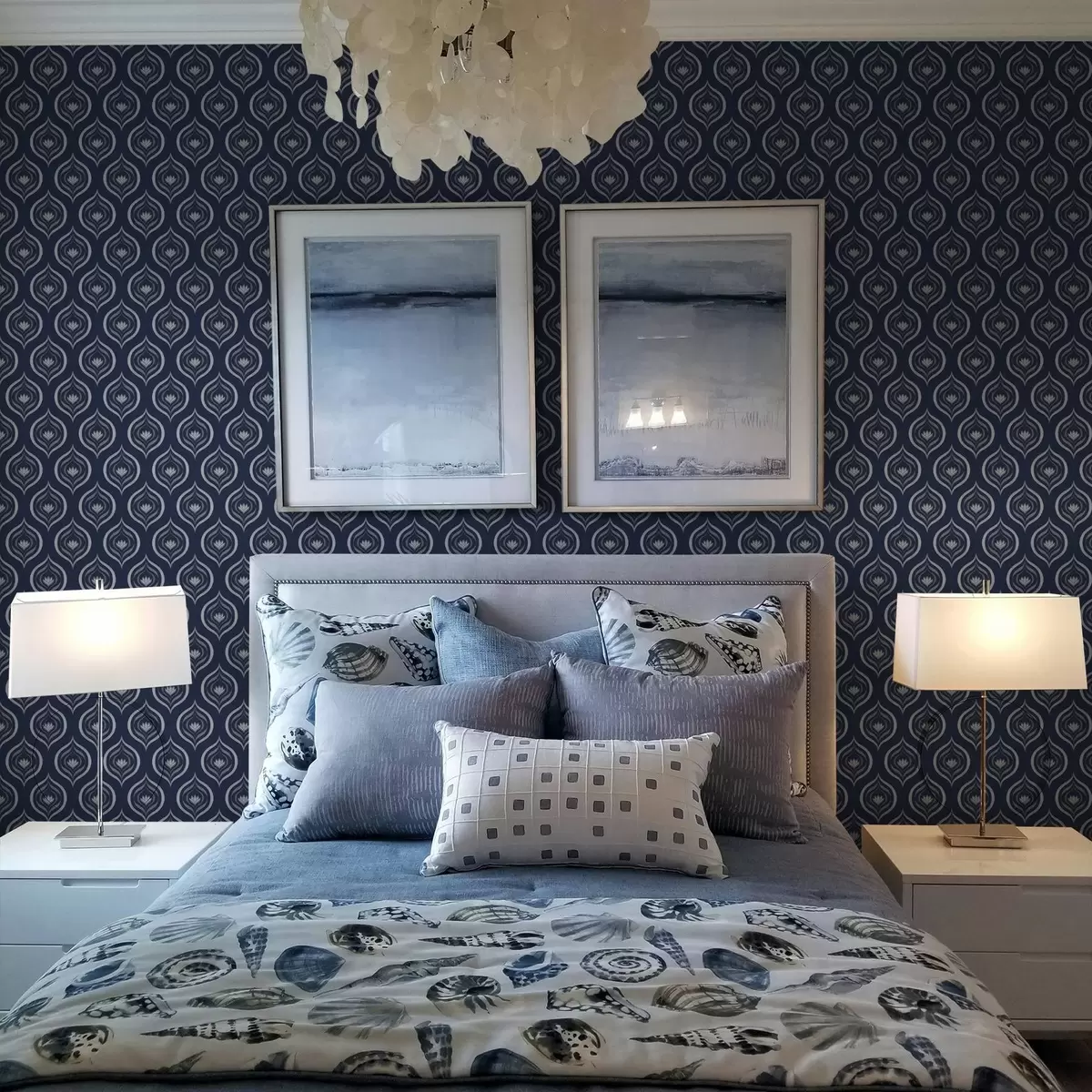 Tapety Kontrastné motívy kvapiek s kvetinou na tmavomodrom pozadí a00977v1